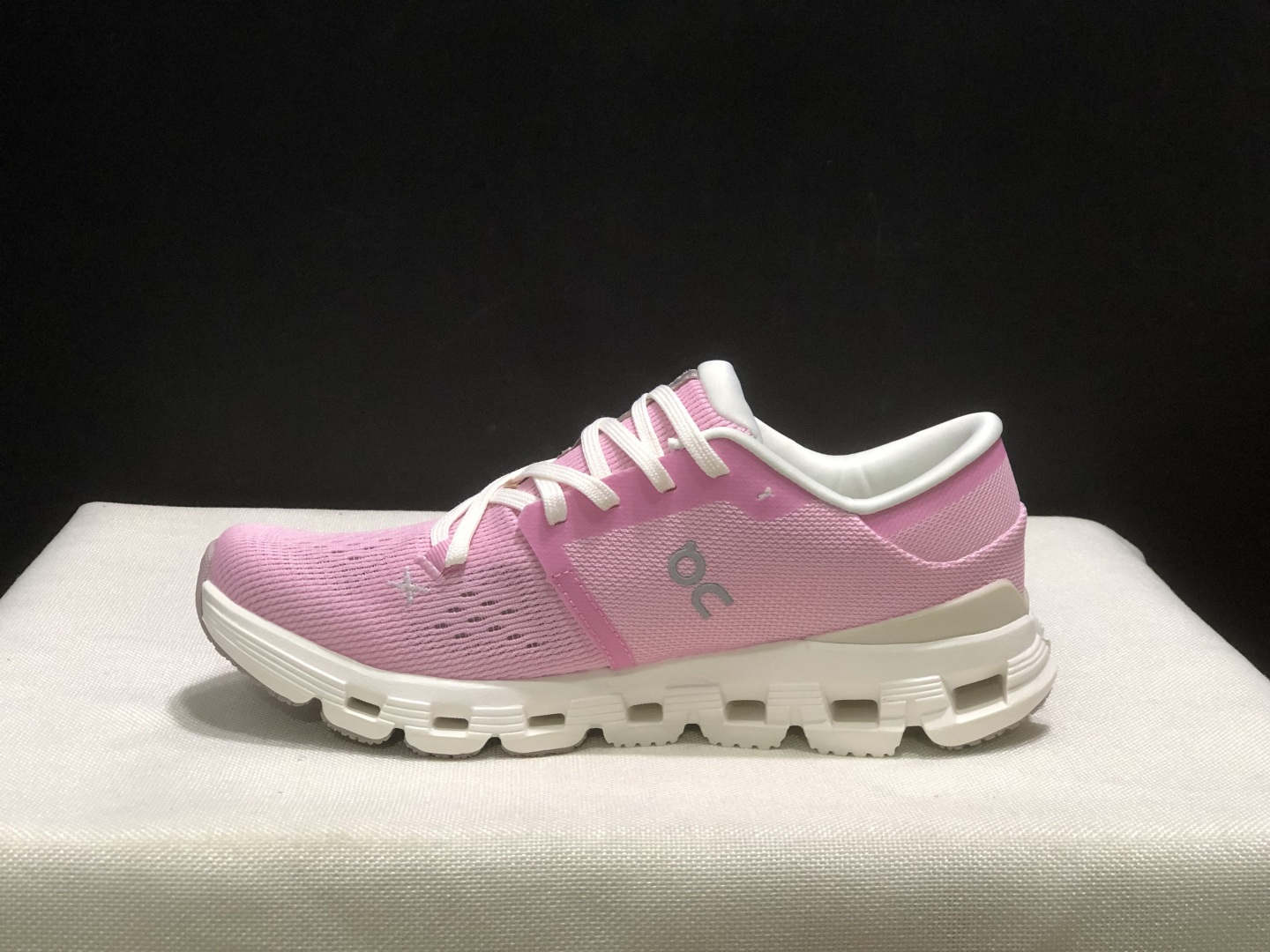 NO:926885,The top version of On's Cloud X 4 comfortable, shock-absorbing, non-slip, breathable low-top running shoes!  This series of works created by Swiss high-performance sports brand on has an upper made of recycled polyester fiber and mesh cloth, an exclusive hollow rubber sole, and On's iconic LoGo on the side with full-coverage seam details. Packaging: A full set of accessories and reinforced gift box packaging!  Size: 36-45 (full size), casual shoes/sports shoes, sneakers19860909顶级版本On昂跑 Cloud X 4 舒适减震防滑透气低帮跑鞋！ 瑞士高性能运动品牌on打造的此系列作品,鞋面由再生聚酯纤维和网眼布制成,采用独家镂空橡胶鞋底,侧面On标志性LoGo饰有全覆盖贴缝细节. 包装:全套得物配件加固得物箱包装！ 码数:36-45码(正码),休闲鞋/运动鞋,sneakers,Women's Shoes