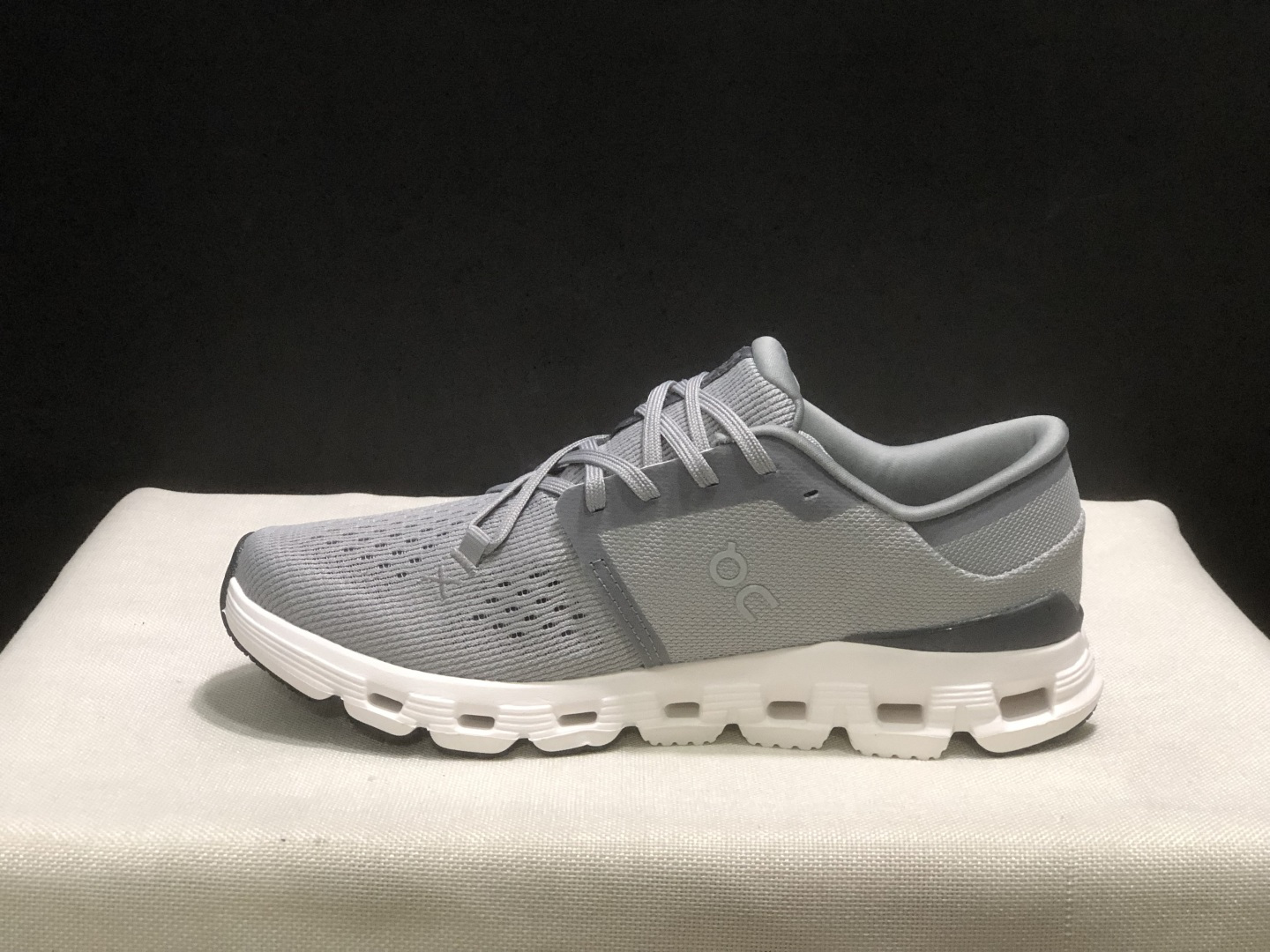NO:926895,The top version of On's Cloud X 4 comfortable, shock-absorbing, non-slip, breathable low-top running shoes!  This series of works created by Swiss high-performance sports brand on has an upper made of recycled polyester fiber and mesh cloth, an exclusive hollow rubber sole, and On's iconic LoGo on the side with full-coverage seam details. Packaging: A full set of accessories and reinforced gift box packaging!  Size: 36-47 (true size), casual shoes/sports shoes, sneakers19860909顶级版本On昂跑 Cloud X 4 舒适减震防滑透气低帮跑鞋！ 瑞士高性能运动品牌on打造的此系列作品,鞋面由再生聚酯纤维和网眼布制成,采用独家镂空橡胶鞋底,侧面On标志性LoGo饰有全覆盖贴缝细节. 包装:全套得物配件加固得物箱包装！ 码数:36-47码(正码),休闲鞋/运动鞋,sneakers,Women's Shoes