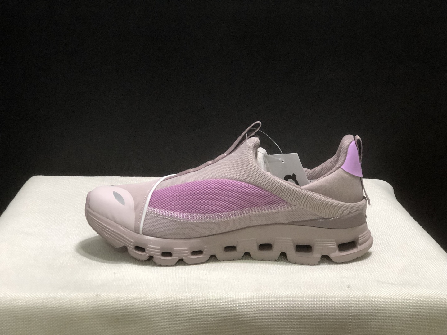 NO:926906,The top version of Cloud 4 Coast is a slip-on, shock-absorbing, non-slip, breathable, sweat-absorbent and lightweight, low-cut lifestyle shoe. This series of works is created by Swiss high-performance sports brand on. The upper is made of recycled polyester fiber and mesh cloth, with an exclusive hollow rubber sole, and On’s iconic LoGo on the side is decorated with full-coverage seam details. Packaging: A full set of accessories and reinforced gift box packaging!  Size: 36-40 (full size), casual shoes/sports shoes, sneakers19860909顶级版本 昂跑 Cloud 4 Coast 一脚蹬 减震防滑透气吸汗轻便 低帮 生活休闲鞋 瑞士高性能运动品牌on打造的此系列作品,鞋面由再生聚酯纤维和网眼布制成,采用独家镂空橡胶鞋底,侧面On标志性LoGo饰有全覆盖贴缝细节. 包装:全套得物配件加固得物箱包装！ 码数:36-40码(正码),休闲鞋/运动鞋,sneakers,Women's Shoes
