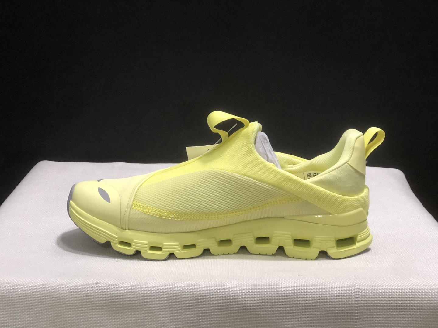 NO:926916,The top version of Cloud 4 Coast is a slip-on, shock-absorbing, non-slip, breathable, sweat-absorbent and lightweight, low-cut lifestyle shoe. This series of works is created by Swiss high-performance sports brand on. The upper is made of recycled polyester fiber and mesh cloth, with an exclusive hollow rubber sole, and On’s iconic LoGo on the side is decorated with full-coverage seam details. Packaging: A full set of accessories and reinforced gift box packaging!  Size: 36-45 (full size), casual shoes/sports shoes, sneakers19860909顶级版本 昂跑 Cloud 4 Coast 一脚蹬 减震防滑透气吸汗轻便 低帮 生活休闲鞋 瑞士高性能运动品牌on打造的此系列作品,鞋面由再生聚酯纤维和网眼布制成,采用独家镂空橡胶鞋底,侧面On标志性LoGo饰有全覆盖贴缝细节. 包装:全套得物配件加固得物箱包装！ 码数:36-45码(正码),休闲鞋/运动鞋,sneakers,Women's Shoes