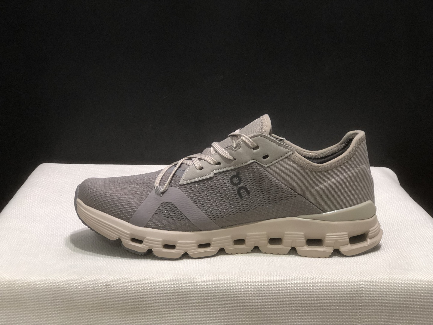 NO:926925,The top version, On Cloud X 4 AD, is comfortable, soft, non-slip and wear-resistant, low-top casual running shoes!  This series of works created by Swiss high-performance sports brand on has an upper made of recycled polyester fiber and mesh cloth, an exclusive hollow rubber sole, and On's iconic LoGo on the side with full-coverage seam details. Packaging: A full set of accessories and reinforced gift box packaging!  Size: 36-45 (full size), casual shoes/sports shoes, sneakers19860909顶级版本On昂跑 Cloud X 4 AD 舒适柔软防滑耐磨 低帮 休闲跑步鞋 ！ 瑞士高性能运动品牌on打造的此系列作品,鞋面由再生聚酯纤维和网眼布制成,采用独家镂空橡胶鞋底,侧面On标志性LoGo饰有全覆盖贴缝细节. 包装:全套得物配件加固得物箱包装！ 码数:36-45码(正码),休闲鞋/运动鞋,sneakers,Women's Shoes