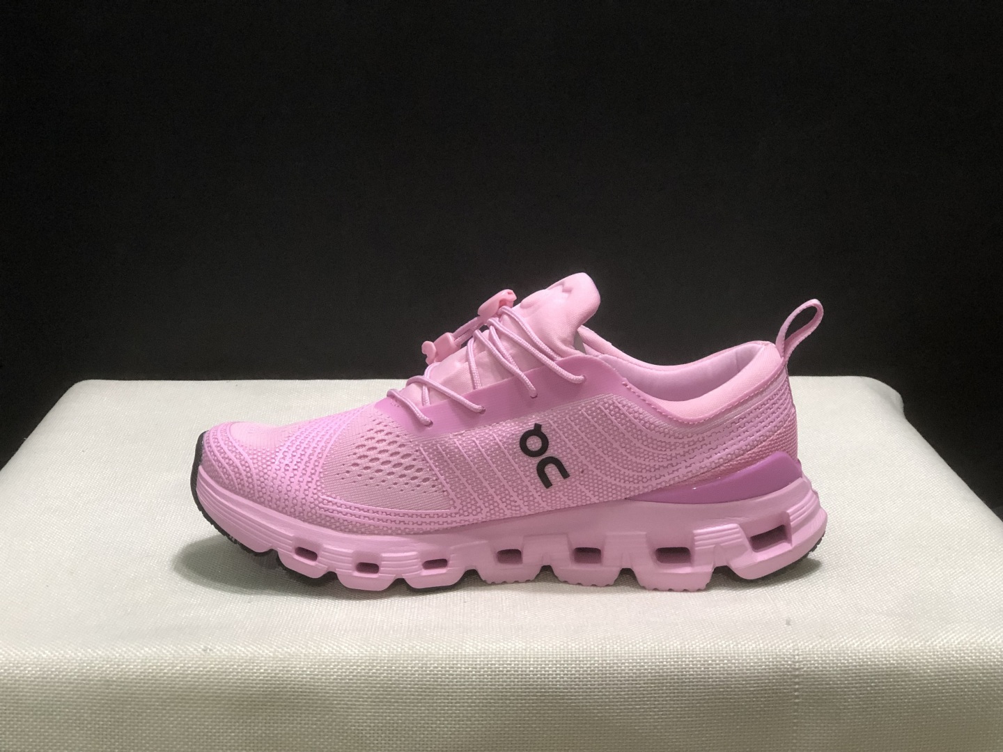 NO:926935,The top version of On's Cloud X Z5 is a comfortable, soft, non-slip, wear-resistant, low-top casual running shoe!  This series of works created by Swiss high-performance sports brand on has an upper made of recycled polyester fiber and mesh cloth, an exclusive hollow rubber sole, and On's iconic LoGo on the side with full-coverage seam details. Packaging: A full set of accessories and reinforced gift box packaging!  Size: 36-47 (true size), casual shoes/sports shoes, sneakers19860909顶级版本On昂跑 Cloud X Z5 舒适柔软防滑耐磨 低帮 休闲跑步鞋 ！ 瑞士高性能运动品牌on打造的此系列作品,鞋面由再生聚酯纤维和网眼布制成,采用独家镂空橡胶鞋底,侧面On标志性LoGo饰有全覆盖贴缝细节. 包装:全套得物配件加固得物箱包装！ 码数:36-47码(正码),休闲鞋/运动鞋,sneakers,Women's Shoes