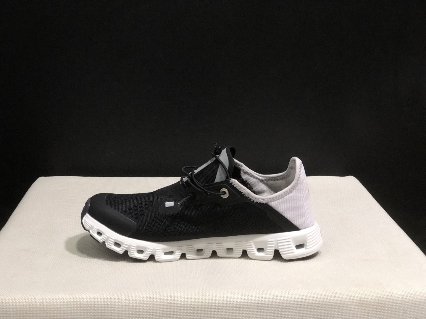 NO:926945,The top version of On's Cloud 5 comfortable, shock-absorbing, non-slip, breathable low-cut running shoes!  This series of works created by Swiss high-performance sports brand on has an upper made of recycled polyester fiber and mesh cloth, an exclusive hollow rubber sole, and On's iconic LoGo on the side with full-coverage seam details. Packaging: A full set of accessories and reinforced gift box packaging!  Size: 36-45 (full size), casual shoes/sports shoes, sneakers19860909顶级版本On昂跑 Cloud 5 舒适减震防滑透气低帮跑鞋！ 瑞士高性能运动品牌on打造的此系列作品,鞋面由再生聚酯纤维和网眼布制成,采用独家镂空橡胶鞋底,侧面On标志性LoGo饰有全覆盖贴缝细节. 包装:全套得物配件加固得物箱包装！ 码数:36-45码(正码),休闲鞋/运动鞋,sneakers,Women's Shoes