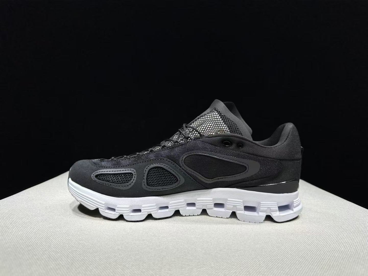 NO:926896,Top version On FKA Twigs x On Cloud  Size: 36-47 (true size), casual shoes/sports shoes, sneakers19860909顶级版本 昂跑On FKA Twigs x On Cloud X 舒适百搭 耐磨 低帮 跑步鞋 瑞士高性能运动品牌on打造的此系列作品,鞋面由再生聚酯纤维和网眼布制成,采用独家镂空橡胶鞋底,侧面On标志性LoGo饰有全覆盖贴缝细节. 包装:全套得物配件加固得物箱包装！ 码数:36-47码(正码),休闲鞋/运动鞋,sneakers,Women's Shoes