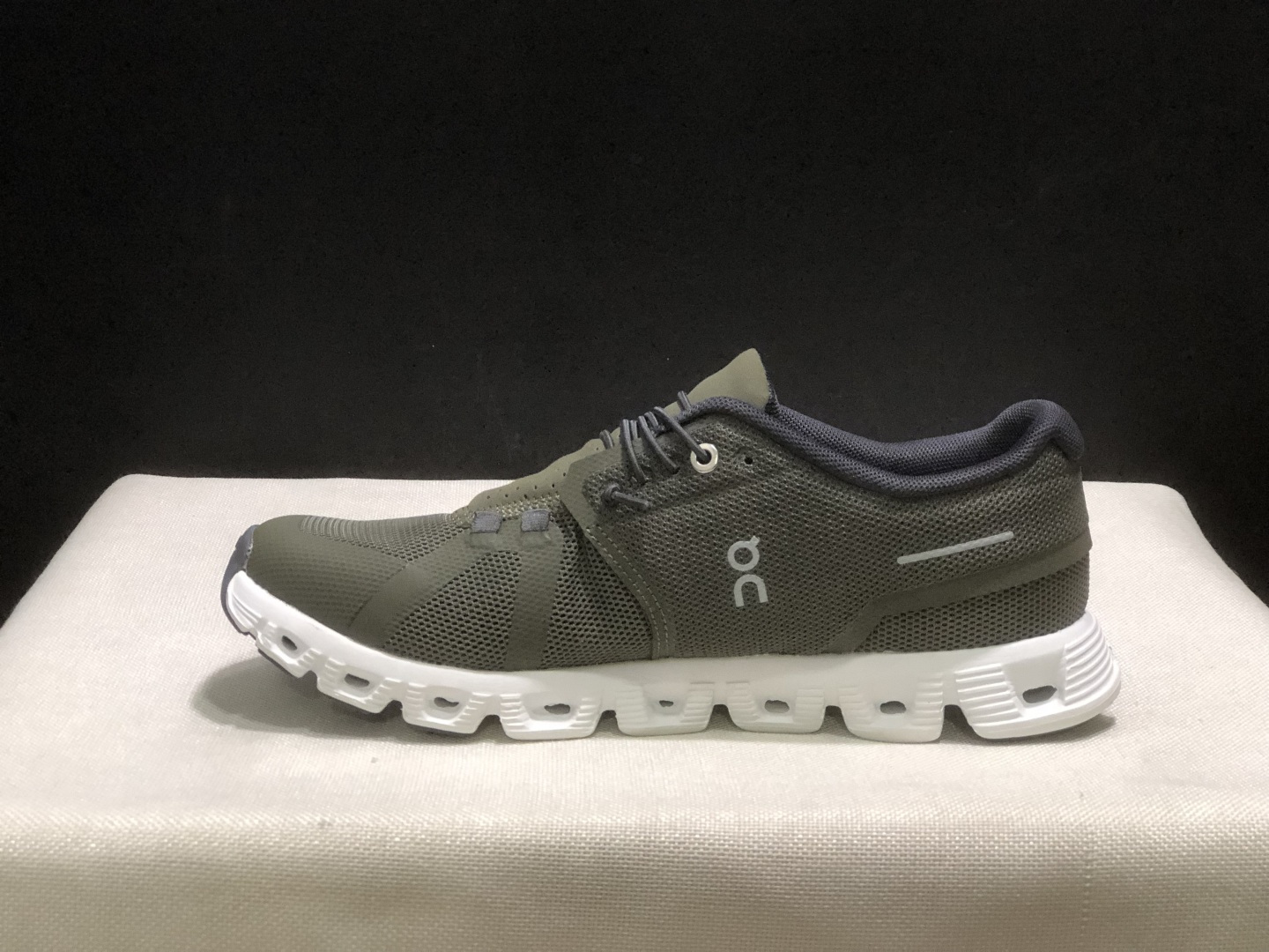 NO:926907,Top version On Cloud 5 lightweight comfortable sports fabric breathable low-top casual running shoes This series of works created by the Swiss high-performance sports brand on. The upper is made of recycled polyester fiber and mesh cloth, with an exclusive hollow rubber sole, and On's iconic LoGo on the side is decorated with full-coverage seam details. Packaging: A full set of accessories and reinforced gift box packaging!  Size: 36-45 (full size), casual shoes/sports shoes, sneakers19860909顶级版本 昂跑On Cloud 5 轻量舒适运动 织物 透气 低帮 休闲 跑步鞋 瑞士高性能运动品牌on打造的此系列作品,鞋面由再生聚酯纤维和网眼布制成,采用独家镂空橡胶鞋底,侧面On标志性LoGo饰有全覆盖贴缝细节. 包装:全套得物配件加固得物箱包装！ 码数:36-45码(正码),休闲鞋/运动鞋,sneakers,Women's Shoes