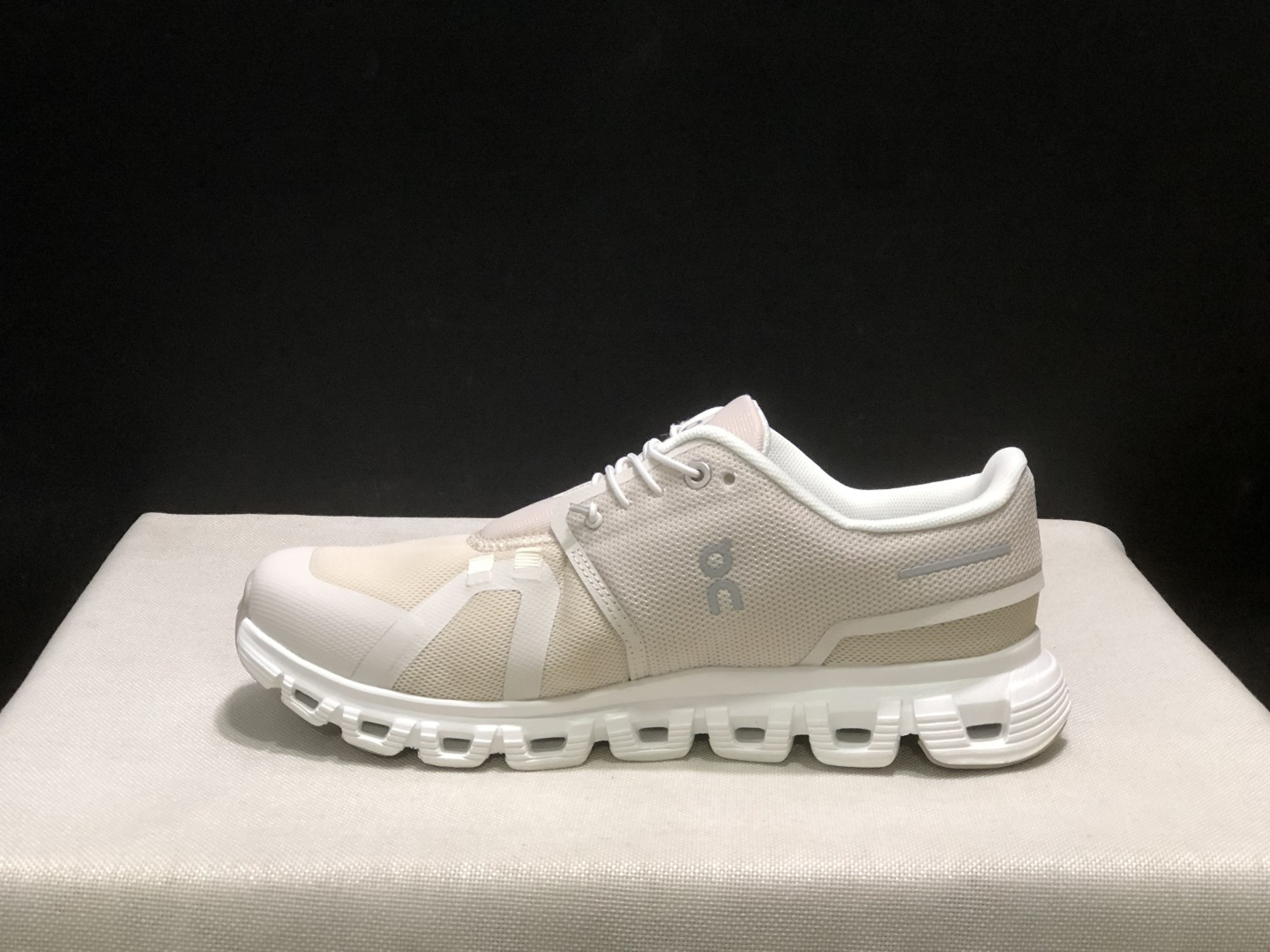 NO:926793,The top version of On Could 6 is a comfortable, soft, non-slip, wear-resistant, low-top casual running shoe!  This series of works created by Swiss high-performance sports brand on has an upper made of recycled polyester fiber and mesh cloth, an exclusive hollow rubber sole, and On's iconic LoGo on the side with full-coverage seam details. Packaging: A full set of accessories and reinforced gift box packaging!  Size: 36-47 (true size), casual shoes/sports shoes, sneakers19860909顶级版本On昂跑 Could 6 舒适柔软防滑耐磨 低帮 休闲跑步鞋 ！ 瑞士高性能运动品牌on打造的此系列作品,鞋面由再生聚酯纤维和网眼布制成,采用独家镂空橡胶鞋底,侧面On标志性LoGo饰有全覆盖贴缝细节. 包装:全套得物配件加固得物箱包装！ 码数:36-47码(正码),休闲鞋/运动鞋,sneakers,Women's Shoes