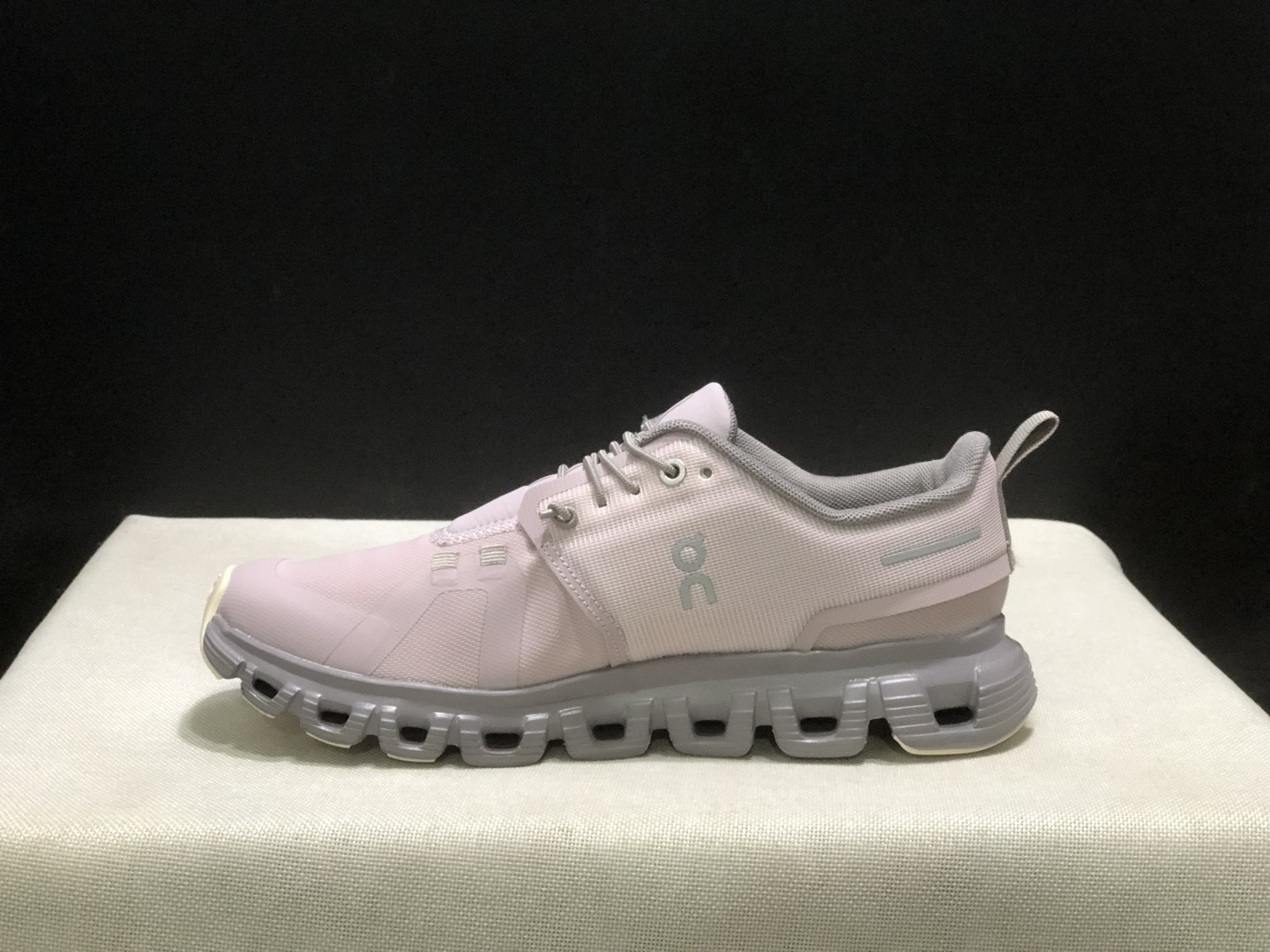 NO:926799,The top version of On Could 6 is a comfortable, soft, non-slip, wear-resistant, low-top casual running shoe!  This series of works created by Swiss high-performance sports brand on has an upper made of recycled polyester fiber and mesh cloth, an exclusive hollow rubber sole, and On's iconic LoGo on the side with full-coverage seam details. Packaging: A full set of accessories and reinforced gift box packaging!  Size: 36-45 (full size), casual shoes/sports shoes, sneakers19860909顶级版本On昂跑 Could 6 舒适柔软防滑耐磨 低帮 休闲跑步鞋 ！ 瑞士高性能运动品牌on打造的此系列作品,鞋面由再生聚酯纤维和网眼布制成,采用独家镂空橡胶鞋底,侧面On标志性LoGo饰有全覆盖贴缝细节. 包装:全套得物配件加固得物箱包装！ 码数:36-45码(正码),休闲鞋/运动鞋,sneakers,Women's Shoes