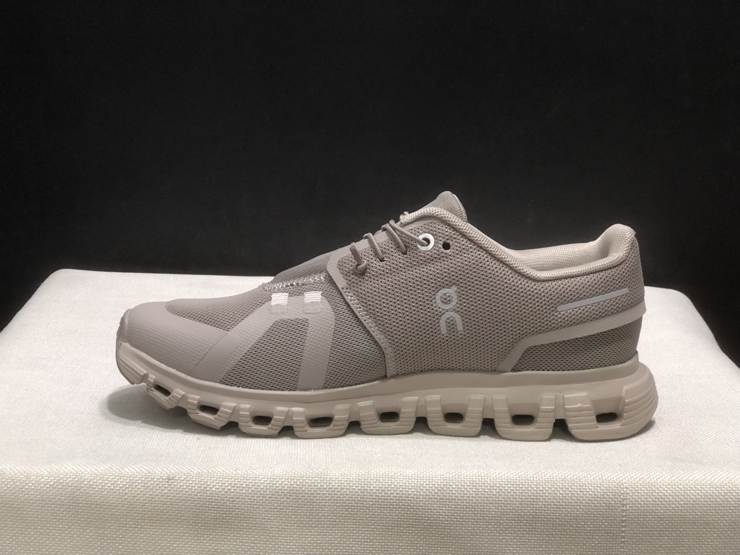 NO:926806,The top version of On Could 6 is a comfortable, soft, non-slip, wear-resistant, low-top casual running shoe!  This series of works created by Swiss high-performance sports brand on has an upper made of recycled polyester fiber and mesh cloth, an exclusive hollow rubber sole, and On's iconic LoGo on the side with full-coverage seam details. Packaging: A full set of accessories and reinforced gift box packaging!  Size: 36-47 (true size), casual shoes/sports shoes, sneakers19860909顶级版本On昂跑 Could 6 舒适柔软防滑耐磨 低帮 休闲跑步鞋 ！ 瑞士高性能运动品牌on打造的此系列作品,鞋面由再生聚酯纤维和网眼布制成,采用独家镂空橡胶鞋底,侧面On标志性LoGo饰有全覆盖贴缝细节. 包装:全套得物配件加固得物箱包装！ 码数:36-47码(正码),休闲鞋/运动鞋,sneakers,Women's Shoes