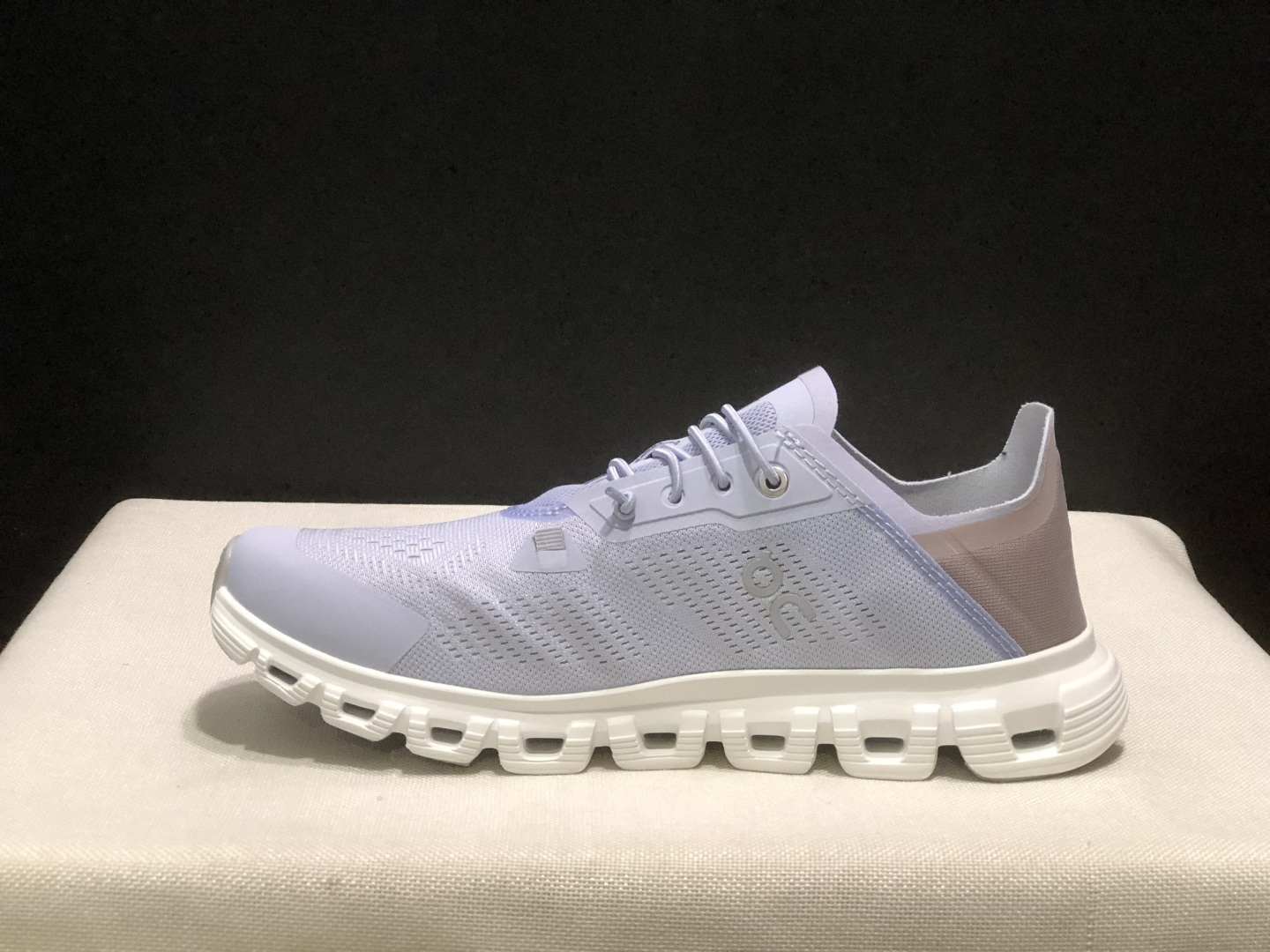 NO:926817,The top version of On's Cloud 6 Coast is a comfortable, soft, non-slip, wear-resistant, low-top casual running shoe!  This series of works created by Swiss high-performance sports brand on has an upper made of recycled polyester fiber and mesh cloth, an exclusive hollow rubber sole, and On's iconic LoGo on the side with full-coverage seam details. Packaging: A full set of accessories and reinforced gift box packaging!  Size: 36-45 (full size), casual shoes/sports shoes, sneakers19860909顶级版本On昂跑 Cloud 6 Coast 舒适柔软防滑耐磨 低帮 休闲跑步鞋 ！ 瑞士高性能运动品牌on打造的此系列作品,鞋面由再生聚酯纤维和网眼布制成,采用独家镂空橡胶鞋底,侧面On标志性LoGo饰有全覆盖贴缝细节. 包装:全套得物配件加固得物箱包装！ 码数:36-45码(正码),休闲鞋/运动鞋,sneakers,Women's Shoes