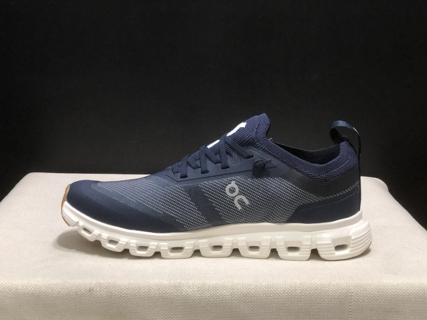 NO:926828,On Cloud 6 Versa Comfortable and versatile, wraparound support and rebound, lifestyle shoes, couple shoes, this series of works created by Swiss high-performance sports brand on. The upper is made of recycled polyester fiber and mesh cloth, with an exclusive hollow rubber sole, and the On signature LoGo on the side is decorated with full-coverage seam details. Packaging: A full set of accessories and reinforced gift box packaging!  Size: 36-47 (true size), casual shoes/sports shoes, versace, sneakers19860909On昂跑 Cloud 6 Versa 舒适百搭 包裹性支撑回弹 生活休闲鞋 情侣鞋 瑞士高性能运动品牌on打造的此系列作品,鞋面由再生聚酯纤维和网眼布制成,采用独家镂空橡胶鞋底,侧面On标志性LoGo饰有全覆盖贴缝细节. 包装:全套得物配件加固得物箱包装！ 码数:36-47码(正码),休闲鞋/运动鞋,versace,sneakers,Women's Shoes