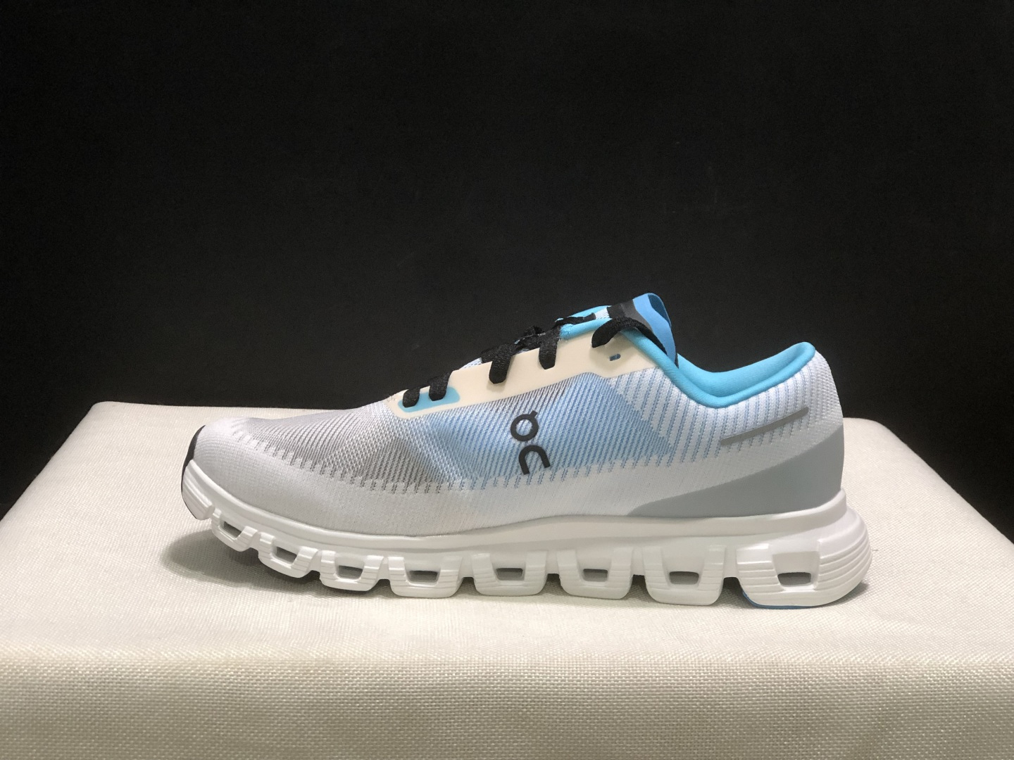 NO:926837,The top version of On Cloud 6 Push M is comfortable and versatile, non-slip and wear-resistant, low-top running shoes. This series of works is created by Swiss high-performance sports brand on. The upper is made of recycled polyester fiber and mesh cloth, with an exclusive hollow rubber sole. On the side is decorated with the iconic LoGo with full-coverage seam details. Packaging: A full set of accessories and reinforced gift box packaging!  Size: 36-47 (true size), casual shoes/sports shoes, sneakers19860909顶级版本 昂跑 On Cloud 6 Push M 舒适百搭 防滑耐磨 低帮 跑步鞋 瑞士高性能运动品牌on打造的此系列作品,鞋面由再生聚酯纤维和网眼布制成,采用独家镂空橡胶鞋底,侧面On标志性LoGo饰有全覆盖贴缝细节. 包装:全套得物配件加固得物箱包装！ 码数:36-47码(正码),休闲鞋/运动鞋,sneakers,Women's Shoes