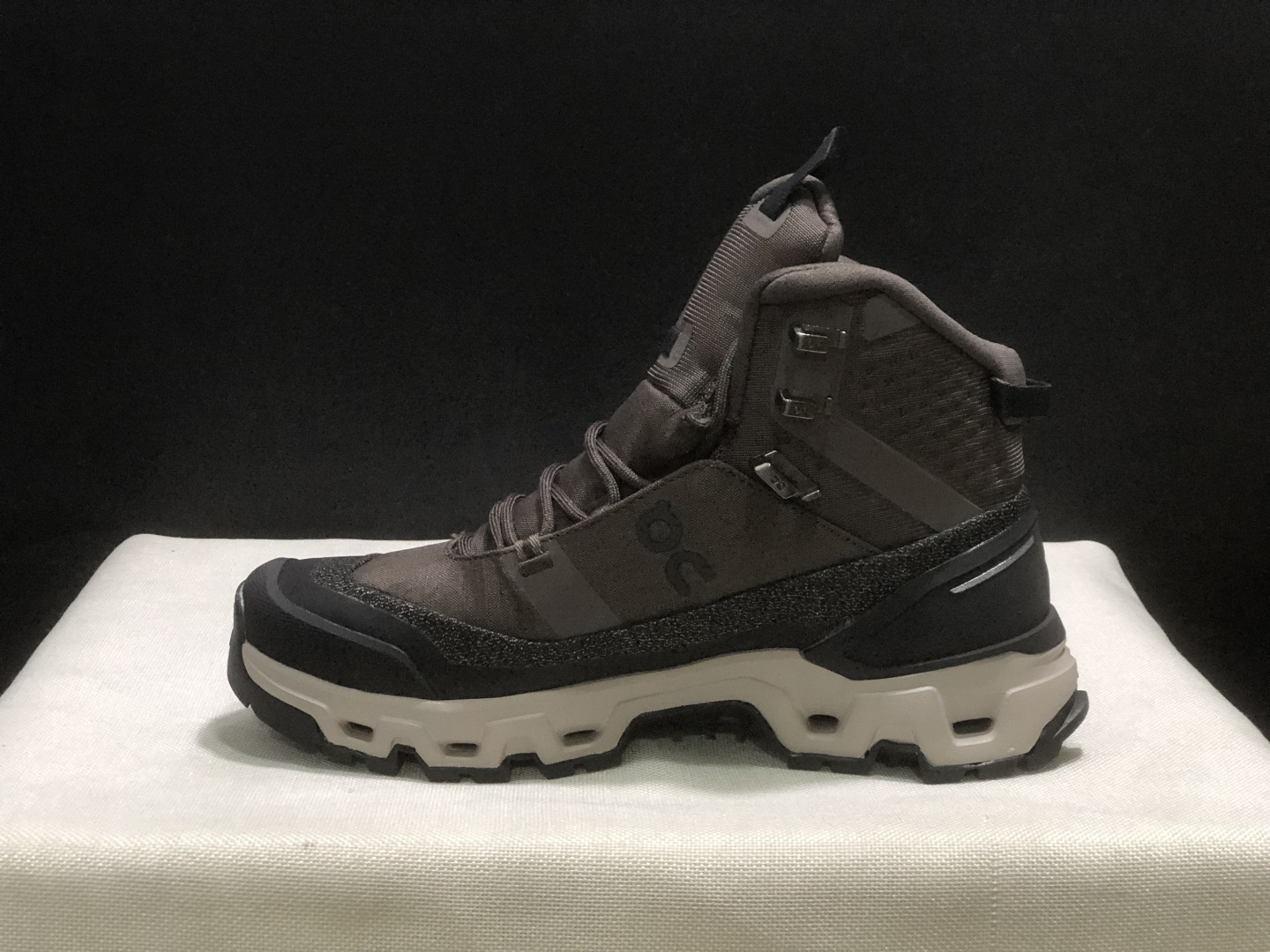 NO:926847,The top version, On Cloudrock Trek WP, is comfortable and versatile, non-slip and waterproof, mid-top hiking shoes. This series of works is created by Swiss high-performance sports brand on. The upper is made of recycled polyester fiber and mesh cloth, with an exclusive hollow rubber sole. On the side is decorated with the iconic LoGo with full-coverage seam details. Packaging: A full set of accessories and reinforced gift box packaging!  Size: 36-45 (full size), casual shoes/sports shoes, sneakers19860909顶级版本 昂跑On Cloudrock Trek WP 舒适百搭 防滑防水 中帮 登山鞋 瑞士高性能运动品牌on打造的此系列作品,鞋面由再生聚酯纤维和网眼布制成,采用独家镂空橡胶鞋底,侧面On标志性LoGo饰有全覆盖贴缝细节. 包装:全套得物配件加固得物箱包装！ 码数:36-45码(正码),休闲鞋/运动鞋,sneakers,Women's Shoes