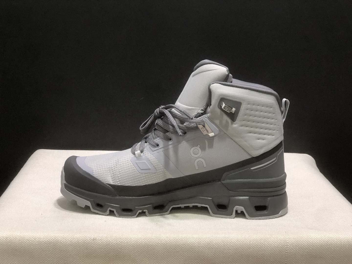 NO:926856,Top version On Cloudrock 2 waterproof hiking and mountaineering outdoor boots, high-top, men's model. This series of works created by Swiss high-performance sports brand on. The upper is made of recycled polyester fiber and mesh cloth, with an exclusive hollow rubber sole, and On's iconic LoGo on the side is decorated with full-coverage seam details. Packaging: A full set of accessories and reinforced gift box packaging!  Size: 40-45 (true size), casual shoes/sports shoes, boots, sneakers19860909顶级版本 昂跑On Cloudrock 2 防水徒步登山户外靴 高帮 男款 瑞士高性能运动品牌on打造的此系列作品,鞋面由再生聚酯纤维和网眼布制成,采用独家镂空橡胶鞋底,侧面On标志性LoGo饰有全覆盖贴缝细节. 包装:全套得物配件加固得物箱包装！ 码数:40-45码(正码),休闲鞋/运动鞋,boots,sneakers,Women's Shoes