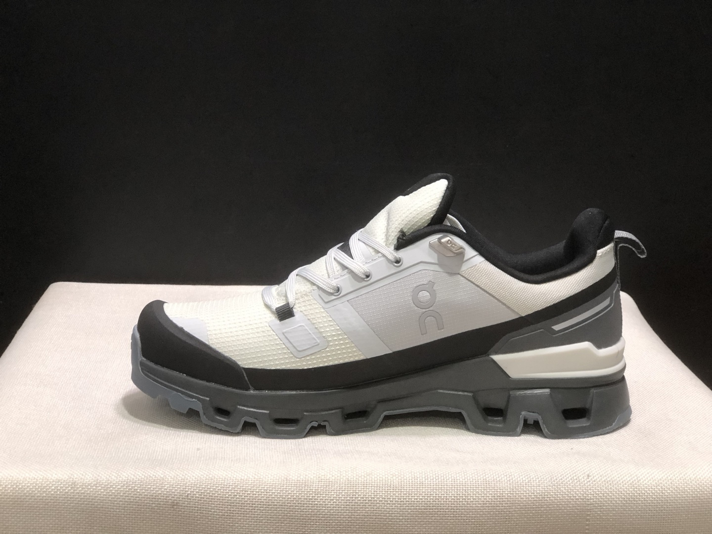 NO:926872,Top version On Cloudwander, comfortable sports, non-slip, wear-resistant and shock-absorbing, low-cut running shoes for men. This series of works created by Swiss high-performance sports brand on. The upper is made of recycled polyester fiber and mesh cloth, with an exclusive hollow rubber sole, and On’s iconic LoGo on the side is decorated with full-coverage seam details. Packaging: A full set of accessories and reinforced gift box packaging!  Size: 40-46 (full size), casual shoes/sports shoes, sneakers19860909顶级版本 昂跑On Cloudwander 舒适运动 防滑耐磨减震 低帮 跑步鞋 男款 瑞士高性能运动品牌on打造的此系列作品,鞋面由再生聚酯纤维和网眼布制成,采用独家镂空橡胶鞋底,侧面On标志性LoGo饰有全覆盖贴缝细节. 包装:全套得物配件加固得物箱包装！ 码数:40-46码(正码),休闲鞋/运动鞋,sneakers,Women's Shoes