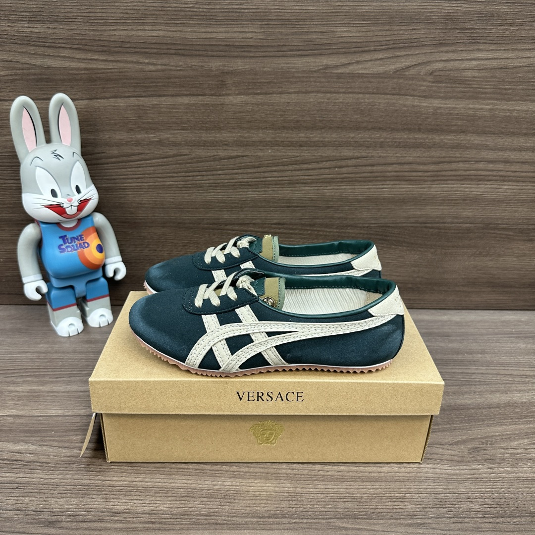 NO:926886,Top version Versace x Onitsuka Tiger Onitsuka Tiger Versace joint model Tai-ChiSakura cow leather suede suede lace-up flat low-top casual shoes  Made of Italian Napa soft cowhide leather upper, thickened cowhide with contrasting stripes, double-needle sewing, full goatskin lining with cushioning insole, non-slip rubber thin sole, decorated with gold-plated Medusa hardware; hand-made with precise cutting and cold-gluing, the leather is soft and waxy and will not wear your feet, it is strong and durable. Comes with a complete package!  Size 35-40, casual shoes/sports shoes,versace,versace,sneakers,cowhide,sheepskin,chamois leather,gold plating19860909顶级版本 Versace x Onitsuka Tiger 鬼冢虎 范思哲 联名款 Tai-ChiSakura 牛皮革绒面革 麂皮系带平底 低帮休闲鞋 采用意大利纳帕软牛皮鞋面,加厚牛皮撞色条纹双针车缝,全山羊皮内衬配缓震鞋垫,防滑生胶薄底,饰有镀金美杜莎五金；手工精裁定型冷粘制作,皮料软糯不磨脚,牢固耐穿. 包装得物全套包装！ 码数35-40码,休闲鞋/运动鞋,versace,versace,sneakers,cowhide,sheepskin,chamois leather,gold plating,Women's Shoes
