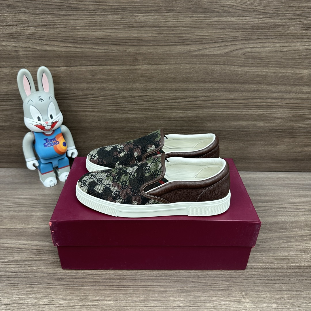 NO:930202,GUCCI ACE canvas round toe slip-on embroidered casual shoes for men. This GUCCI slip-on slip-on is made of fine and breathable off-white canvas. The crocodile-embossed leather patch on the heel enhances the wear-resistant texture. The high-elastic elastic design of the shoe opening makes it easy to put on and take off quickly; the lining is made of soft cowhide, and the overall shape is simple and versatile, suitable for commuting and outing. Fully packaged!  !  Size 39-45 (38, 45, 46 customized), loafers, gucci, gucci, loafers, cowhide19860909GUCCI古驰 ACE 帆布 圆头一脚蹬 刺绣 休闲鞋 男款 这款GUCCI一脚蹬懒人鞋采用细密透气米白帆布打造,后跟鳄鱼压纹真皮贴片提升耐磨质感,鞋口高弹松紧设计方便快速穿脱；内里为柔软牛皮,整体版型简约百搭,通勤出游都适配. 包装全套包装！！ 码数39-45（38、45、46定做）,乐福鞋,gucci,gucci,loafers,cowhide,Women's Shoes