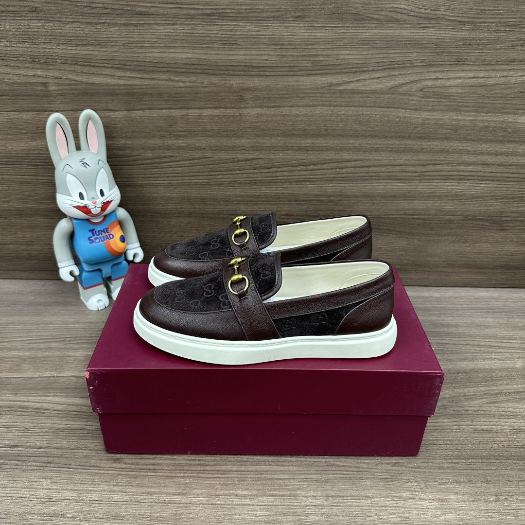 NO:930210,Gucci Horsebit thick-soled loafers with GG logo embossed all over the upper, classic horseshoe buckle (horsebit) metal ornaments and a slip-on design. The lining is soft genuine leather. The style is classic and versatile, taking into account light luxury texture and walking comfort. Fully packaged!  !  !  Size 39-45 (38, 45, 46 customized), loafers, gucci, loafers19860909Gucci Horsebit 厚底乐福鞋 鞋面压印 GG logo 满印,经典马蹄扣（马衔扣）金属饰件一脚蹬设计,内里为柔软真皮,版型经典百搭,兼顾轻奢质感与行走舒适度. 包装全套包装！！！ 码数39-45（38、45、46定做）,乐福鞋,gucci,loafers,Women's Shoes
