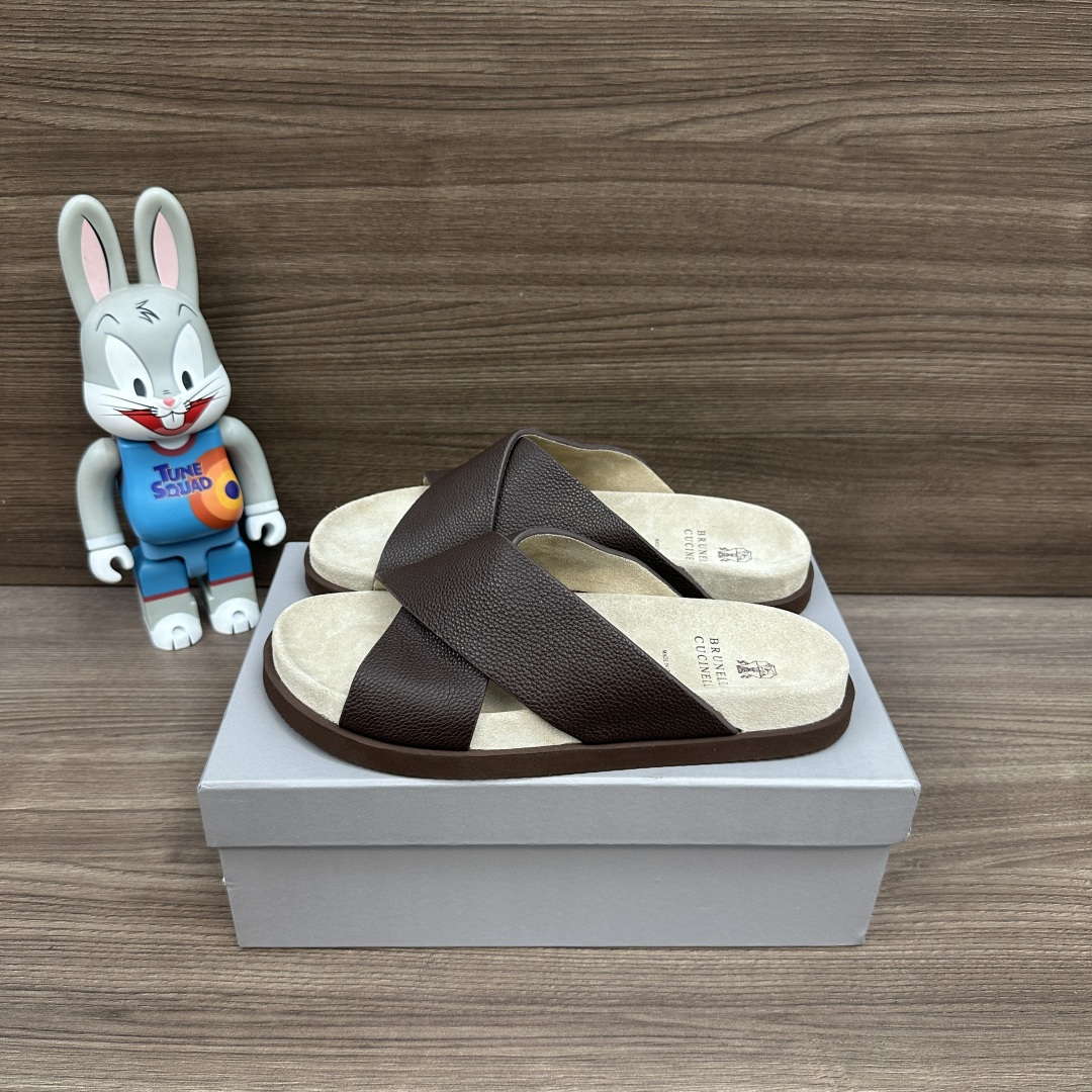 NO:930164,Brunello Cucinelli Round Toe Slip-On Slip-On Men's Brown This cross-over sandal is made of pebbled first-layer cowhide for the upper, the lining and insole are soft sheep suede, and it is matched with a flexible non-slip rubber flat bottom.  !  Number of yards 39-45!  ,slippers,brunello cucinelli,slippers,cowhide,chamois leather19860909Brunello Cucinelli 圆头一脚蹬一字拖鞋 男款 棕色 这款交叉凉拖采用荔枝纹头层牛皮打造鞋面,内里与鞋垫为柔软羊麂皮,搭配柔韧防滑橡胶平底,版型极简松弛,轻奢低调,适配度假、日常通勤等休闲场景,上脚柔软亲肤久穿无压感. 包装全套包装！！ 码数39-45码！,拖鞋,brunello cucinelli,slippers,cowhide,chamois leather,Women's Shoes