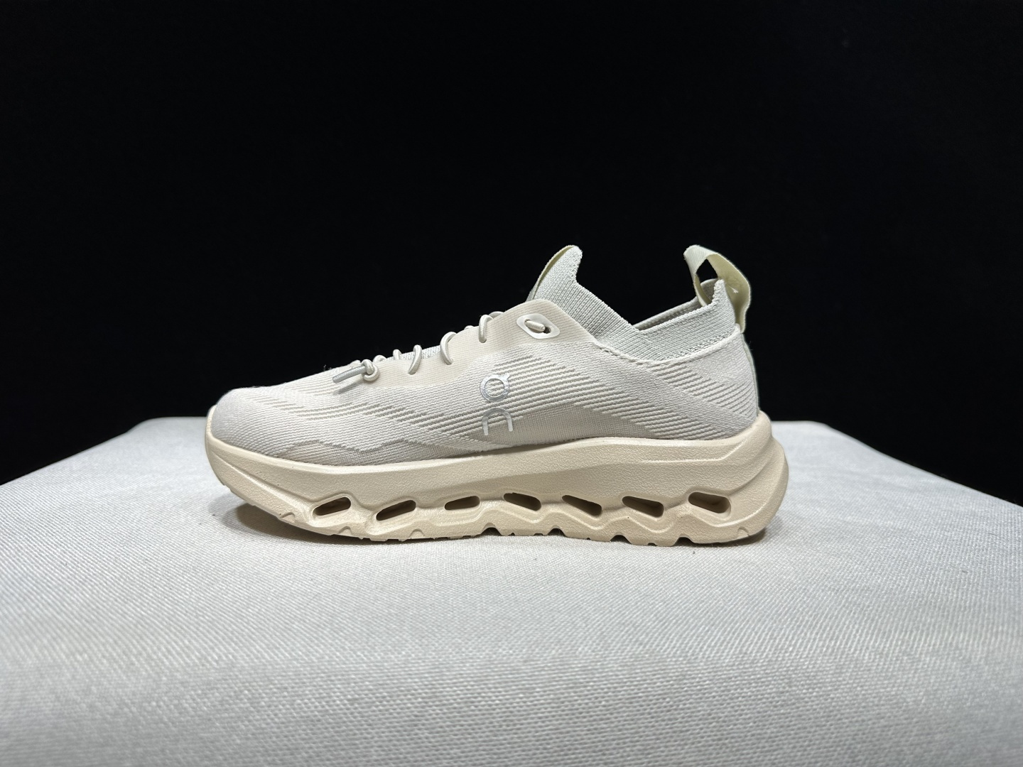 NO:930103,The top version of LOEWE  Size 28-37 (true size), casual shoes/sports shoes, loewe, sneakers19860909顶级版本 昂跑LOEWE × On Cloudtilt童鞋 舒适运动 跑步童鞋 瑞士高性能运动品牌on打造的此系列作品,鞋面由再生聚酯纤维和网眼布制成,采用独家镂空橡胶鞋底,侧面On标志性LoGo饰有全覆盖贴缝细节. 包装:全套得物配件加固得物箱包装！ 码数28-37码（正码）,休闲鞋/运动鞋,loewe,sneakers,Women's Shoes