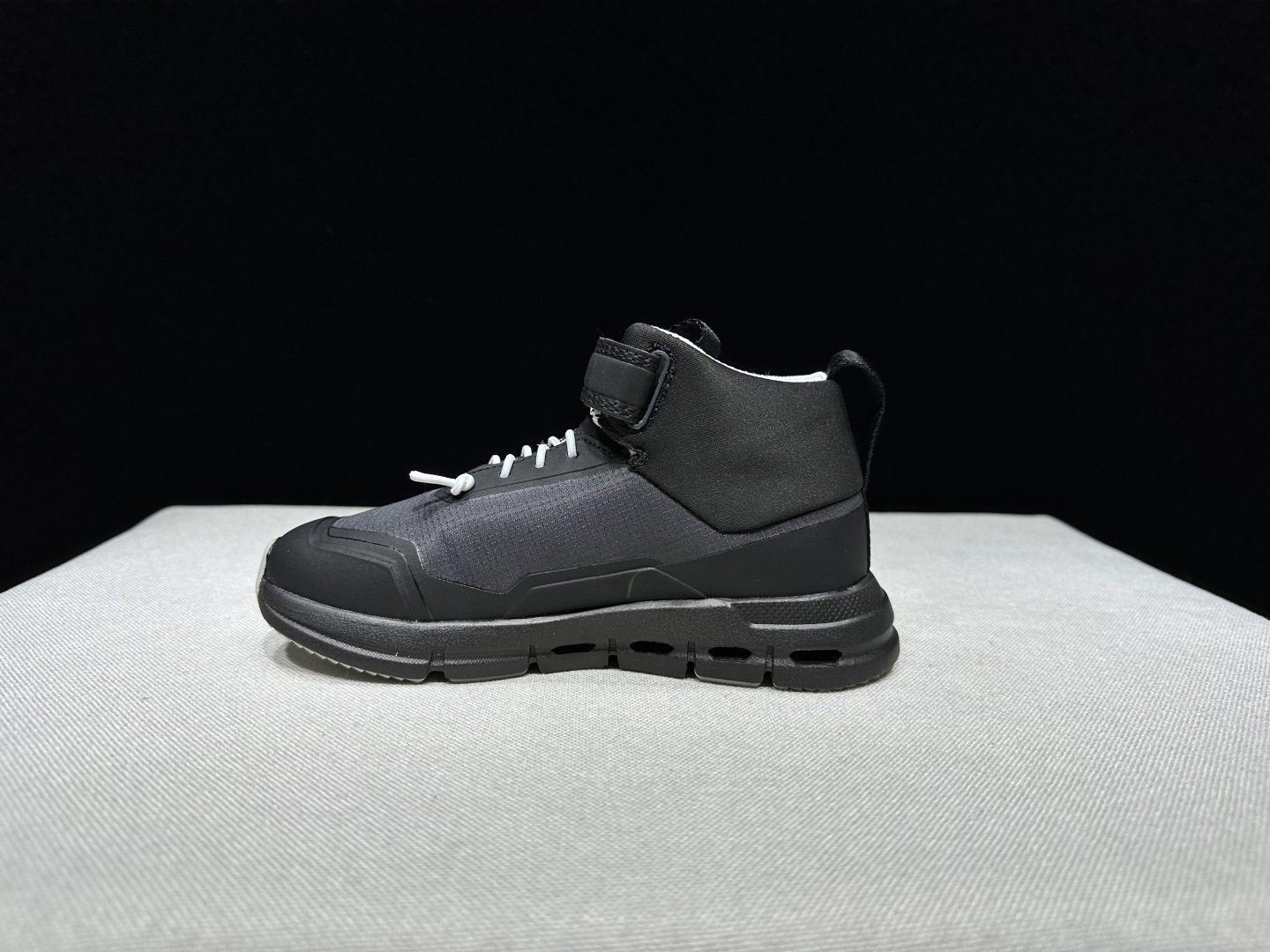 NO:930113,The top version, On Cloudhero Mid Waterproof, comfortable and lightweight, shock-absorbing, wear-resistant and waterproof, mid-top, children's outdoor shoes, children's model. This series of works created by the Swiss high-performance sports brand on. The upper is made of recycled polyester fiber and mesh cloth, with an exclusive hollow rubber sole, and On's iconic LoGo on the side is decorated with full-coverage seam details. Packaging: A full set of accessories and reinforced gift box packaging!  Size 26-37 (true size), casual shoes/sports shoes, sneakers19860909顶级版本 昂跑On Cloudhero Mid Waterproof 舒适轻便 减震耐磨防水 中帮 儿童户外鞋 儿童款 瑞士高性能运动品牌on打造的此系列作品,鞋面由再生聚酯纤维和网眼布制成,采用独家镂空橡胶鞋底,侧面On标志性LoGo饰有全覆盖贴缝细节. 包装:全套得物配件加固得物箱包装！ 码数26-37码（正码）,休闲鞋/运动鞋,sneakers,Women's Shoes