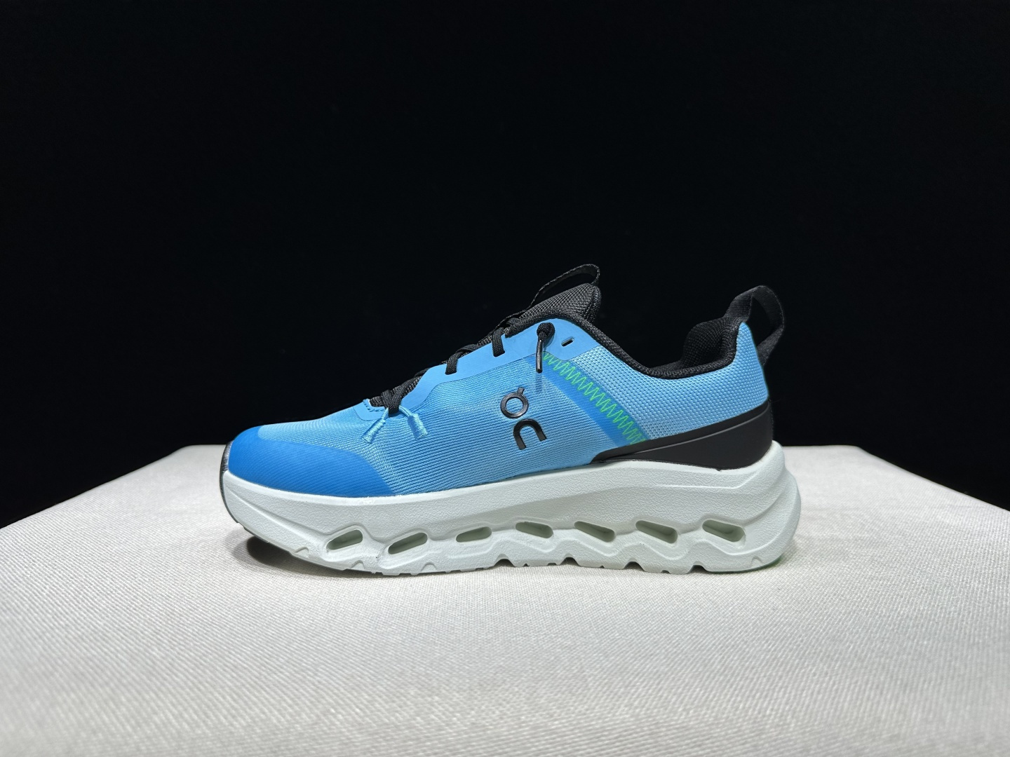 NO:930132,The top version of On cloudleap is comfortable and durable, low-top, children's casual shoes. This series of works created by Swiss high-performance sports brand on. The upper is made of recycled polyester fiber and mesh cloth, with an exclusive hollow rubber sole, and On's iconic LoGo on the side is decorated with full-coverage seam details. Packaging: A full set of accessories and reinforced gift box packaging!  Size 28-37 (true size), casual shoes/sports shoes, sneakers19860909顶级版本 昂跑On cloudleap 舒适耐穿 低帮 儿童休闲鞋 瑞士高性能运动品牌on打造的此系列作品,鞋面由再生聚酯纤维和网眼布制成,采用独家镂空橡胶鞋底,侧面On标志性LoGo饰有全覆盖贴缝细节. 包装:全套得物配件加固得物箱包装！ 码数28-37码（正码）,休闲鞋/运动鞋,sneakers,Women's Shoes