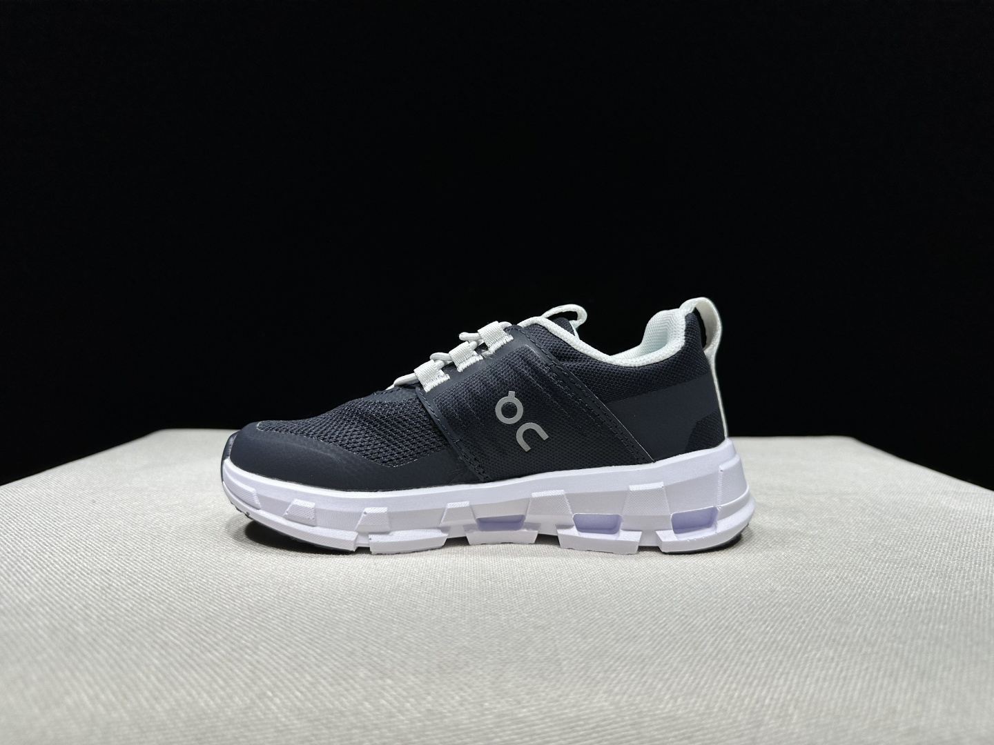 NO:930140,The top version of On Cloudswift is a comfortable, soft, breathable running shoe for children. This series of works is created by the Swiss high-performance sports brand on. The upper is made of recycled polyester fiber and mesh cloth, with an exclusive hollow rubber sole, and On's iconic LoGo on the side is decorated with full-coverage seam details. Packaging: A full set of accessories and reinforced gift box packaging!  Size 28-37 (true size), casual shoes/sports shoes, stuart weitzman, sneakers19860909顶级版本 昂跑On Cloudswift 舒适柔软 透气 跑步鞋 儿童款 瑞士高性能运动品牌on打造的此系列作品,鞋面由再生聚酯纤维和网眼布制成,采用独家镂空橡胶鞋底,侧面On标志性LoGo饰有全覆盖贴缝细节. 包装:全套得物配件加固得物箱包装！ 码数28-37码（正码）,休闲鞋/运动鞋,stuart weitzman,sneakers,Women's Shoes