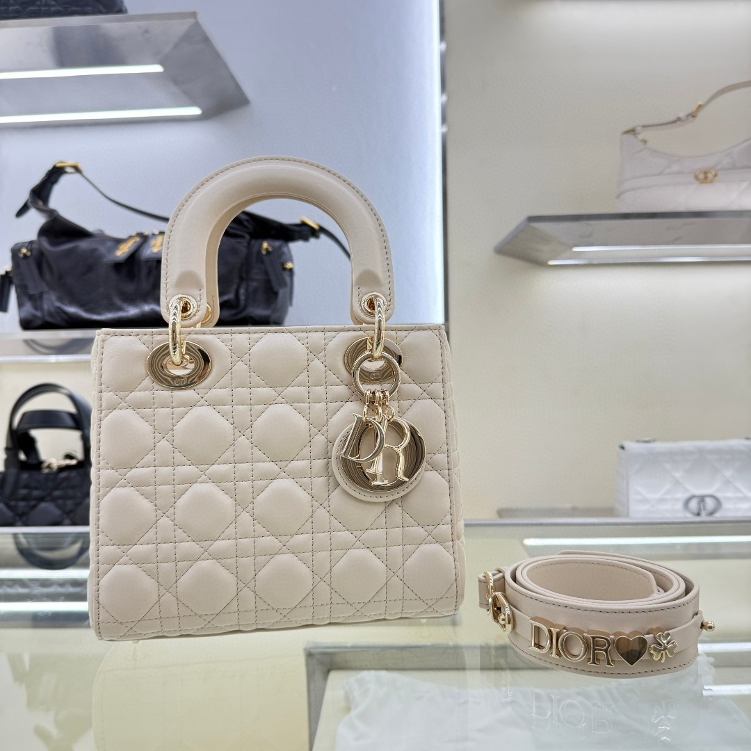 ❤️❤️Lady DiorMy 20cm Marfil Blanco Tamaño: 20 *16.5 * 8 Número de estilo: 0504
