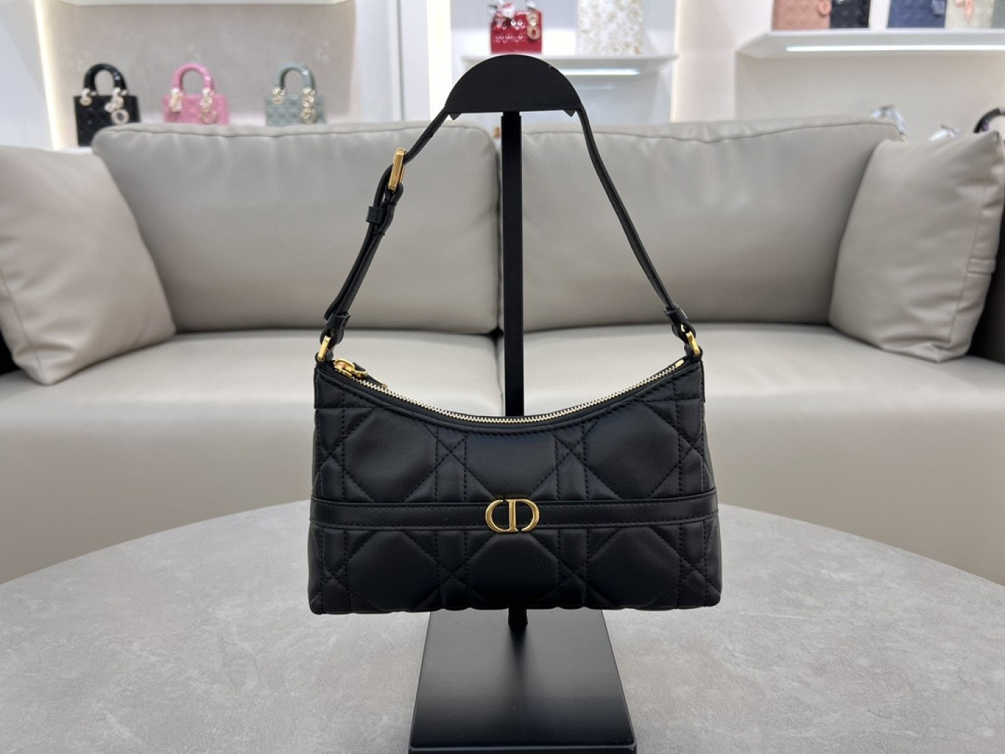 Bolso mini al hombro Miss Caro, diseño cannage extragrande de piel de oveja negra, tamaño 23×13×6, número de estilo: 52…