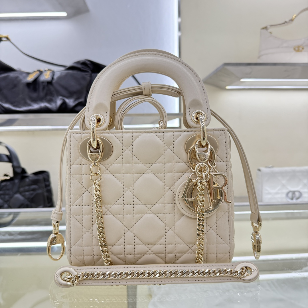 Bolso Lady Di de tres compartimentos de piel de oveja blanco marfil, un bolso pequeño de tres compartimentos imprescind…