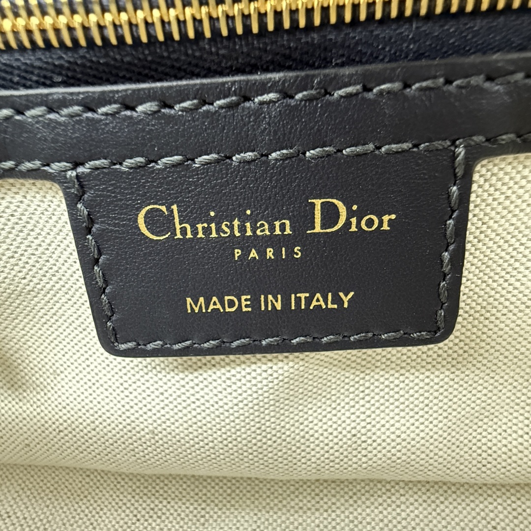 Dior 30 Montaigne Pocket Bag, Blue Dior Oblique Embroidery, Compact & Chic 9 cmp windows1750521975415 467249069 23584027