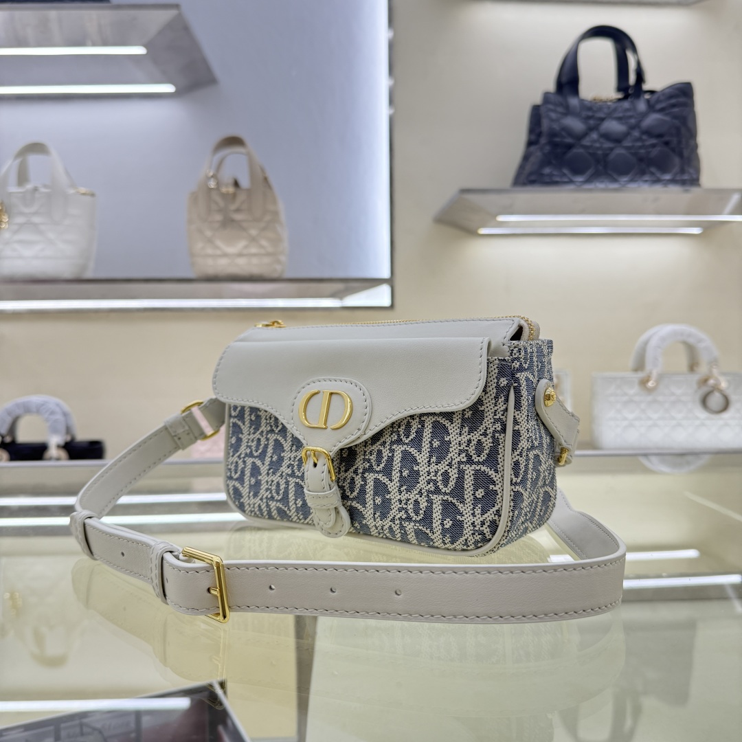Dior 30 Montaigne Pocket Bag Oblique Jacquard Leather Adjustable Strap 2 cmp windows1750709147933 3737158341413693228
