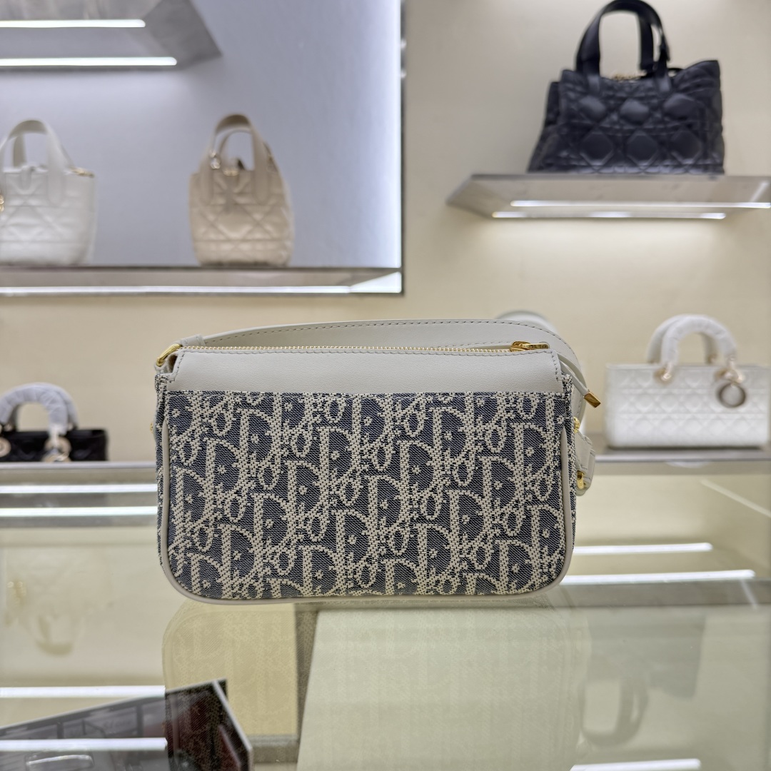 Dior 30 Montaigne Pocket Bag Oblique Jacquard Leather Adjustable Strap 4 cmp windows1750709157822 10368215141124994280