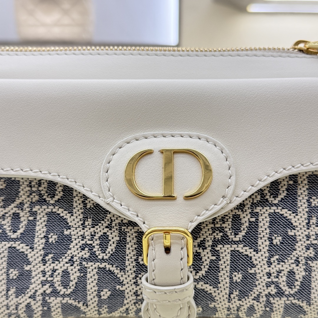 Dior 30 Montaigne Pocket Bag Oblique Jacquard Leather Adjustable Strap 5 cmp windows1750709157911 12687057971124993255