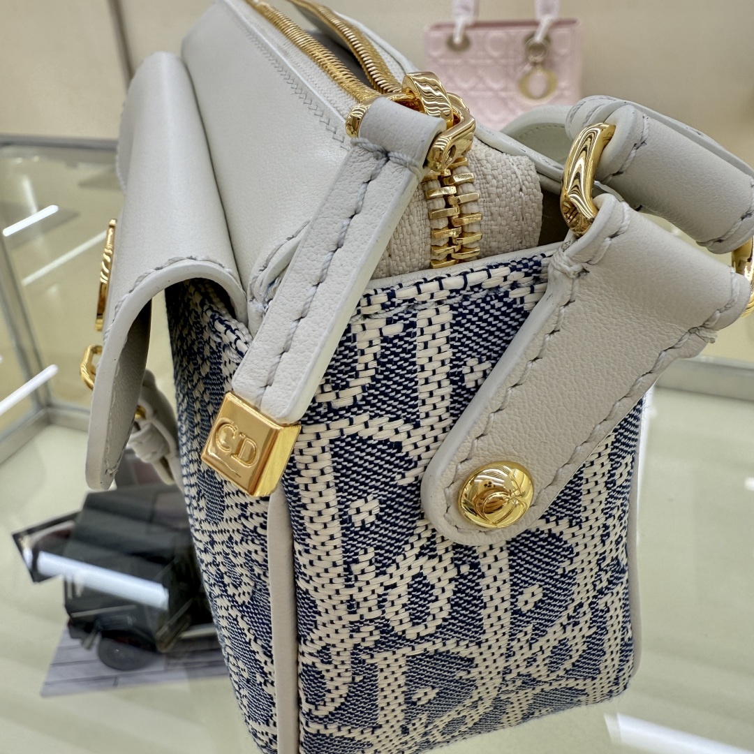 Dior 30 Montaigne Pocket Bag Oblique Jacquard Leather Adjustable Strap 6 cmp windows1750709167410 1355646236 205138292