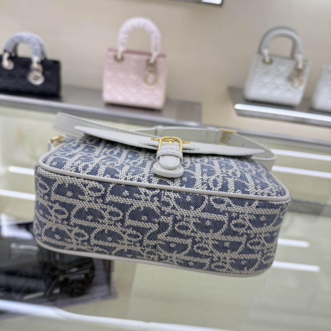 Dior 30 Montaigne Pocket Bag Oblique Jacquard Leather Adjustable Strap 7 cmp windows1750709167805 809911658 205137267