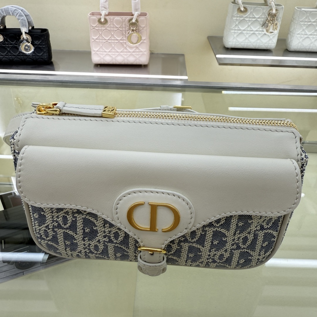 Dior 30 Montaigne Pocket Bag Oblique Jacquard Leather Adjustable Strap 8 cmp windows1750709177441 1709366981776608557