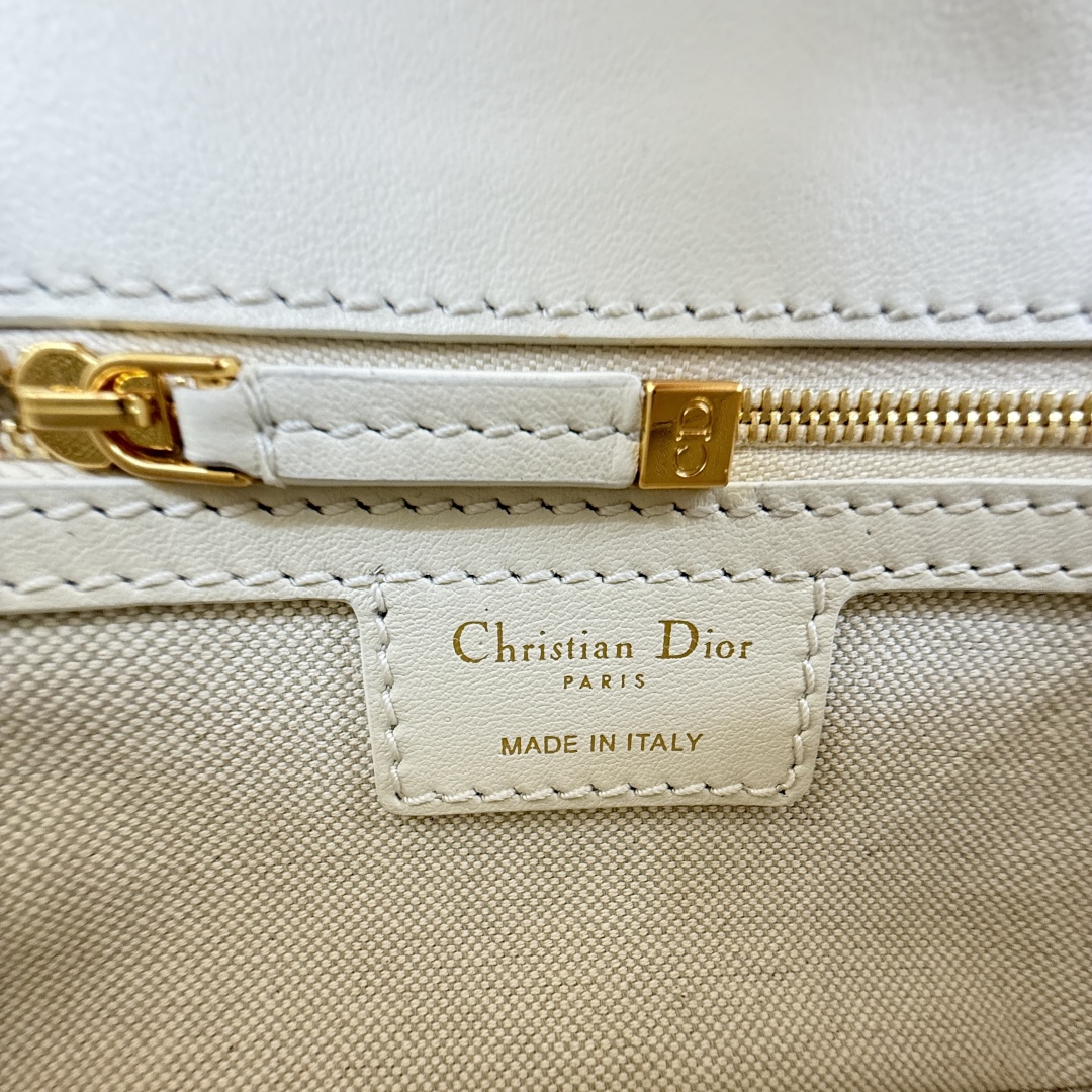 Dior 30 Montaigne Pocket Bag Oblique Jacquard Leather Adjustable Strap 10 cmp windows1750709194266 201822125404357472