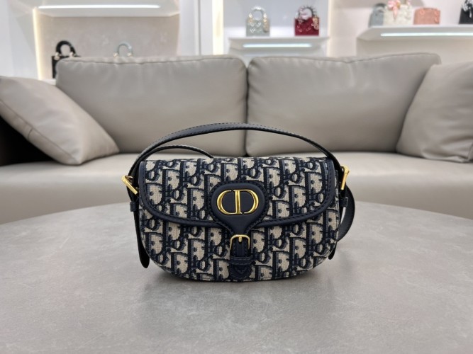 Dior Bobby East-West Bag, Spring '25 Collection - Dimensions: 21 x 12 x 5.1 cm 1 Dior Bobby East-West Bag, Spring '25 Collection - Dimensions: 21 x 12 x 5.1 cm