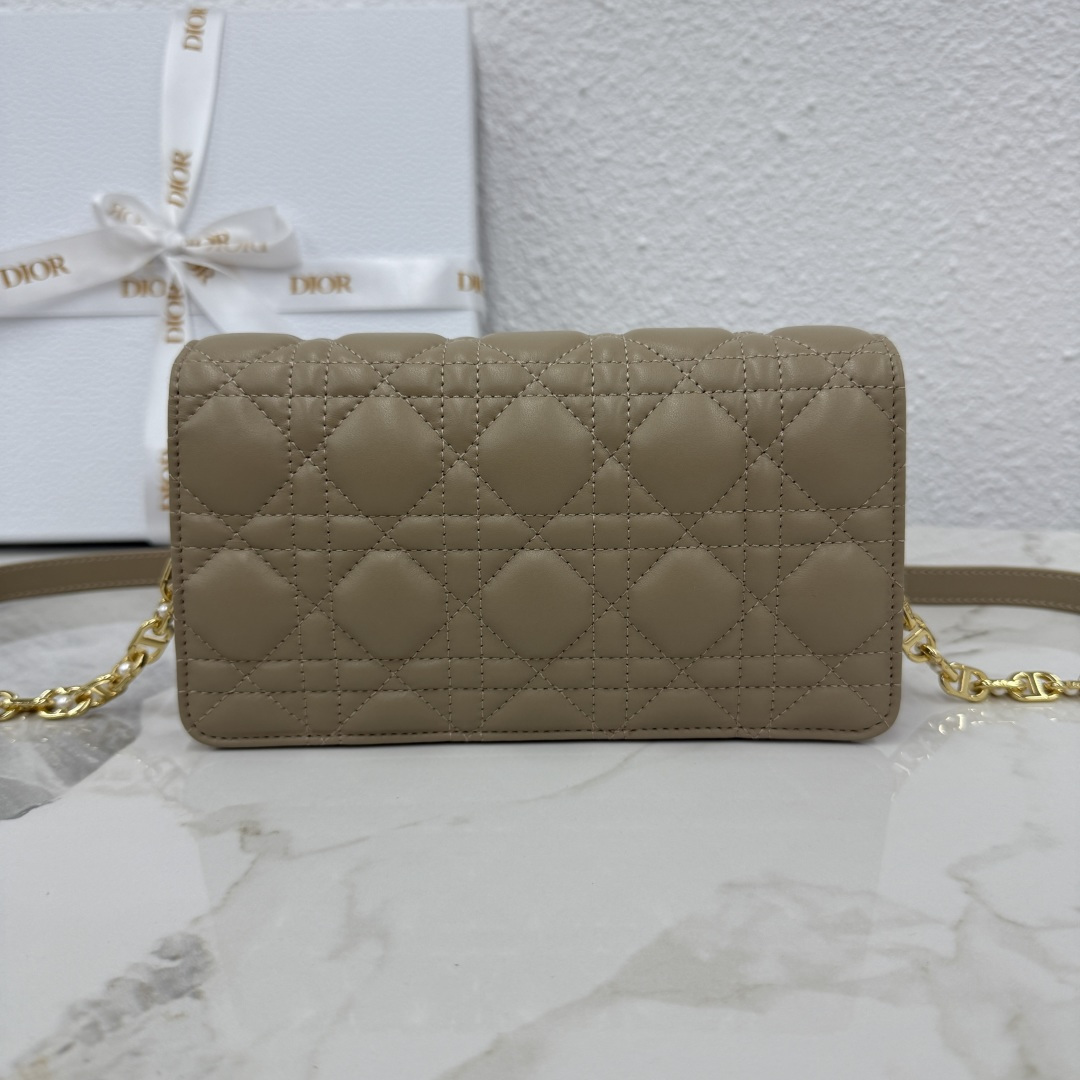 这款 Dior Jolie 迷你链条手袋是二零二五秋冬成衣系列新品，兼具优雅气质与实用功能。采用奶茶杏羊皮革精心制作，搭配藤格纹缉面线，翻盖饰以点缀白色树脂珠饰的复古金色饰面金属CD 标志。内设一个隔层，可收纳各种用品。搭配可调节、可拆卸CD链环肩带，穿插点缀以白色树脂珠饰，饰以皮革带，可搭配日常造型或晚装舒适手提、肩背或斜挎。 
主体:羊皮革 
里料:羊皮革，科技面料 正面CD 扣环饰以白色树脂珠饰翻盖开合内部插袋6 个卡槽 饰以树脂珠饰和皮革带的可调节、可拆卸链条肩带内含防尘袋意大利制造 
尺寸：21cm×11.5cm×4.5cm 
编号：S3117
