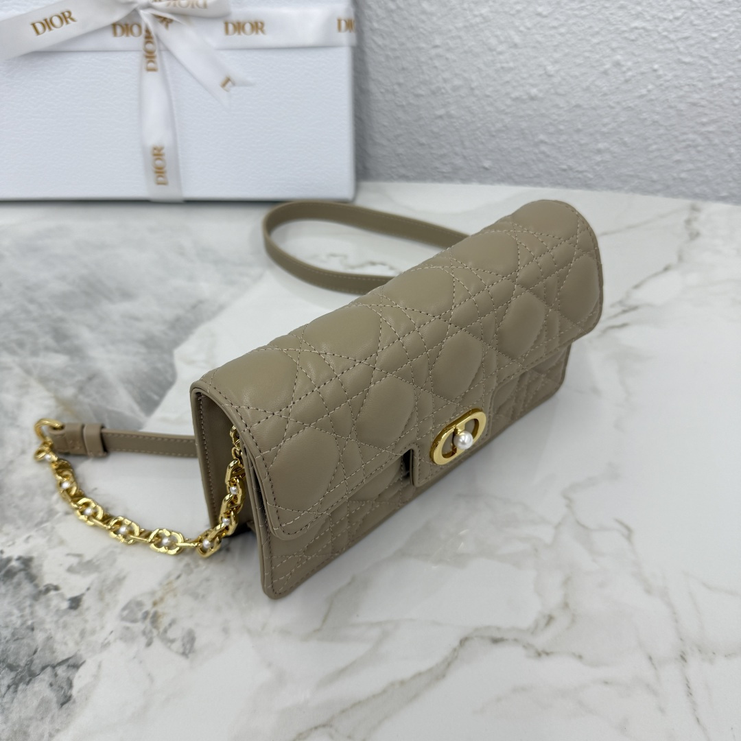 这款 Dior Jolie 迷你链条手袋是二零二五秋冬成衣系列新品，兼具优雅气质与实用功能。采用奶茶杏羊皮革精心制作，搭配藤格纹缉面线，翻盖饰以点缀白色树脂珠饰的复古金色饰面金属CD 标志。内设一个隔层，可收纳各种用品。搭配可调节、可拆卸CD链环肩带，穿插点缀以白色树脂珠饰，饰以皮革带，可搭配日常造型或晚装舒适手提、肩背或斜挎。 
主体:羊皮革 
里料:羊皮革，科技面料 正面CD 扣环饰以白色树脂珠饰翻盖开合内部插袋6 个卡槽 饰以树脂珠饰和皮革带的可调节、可拆卸链条肩带内含防尘袋意大利制造 
尺寸：21cm×11.5cm×4.5cm 
编号：S3117