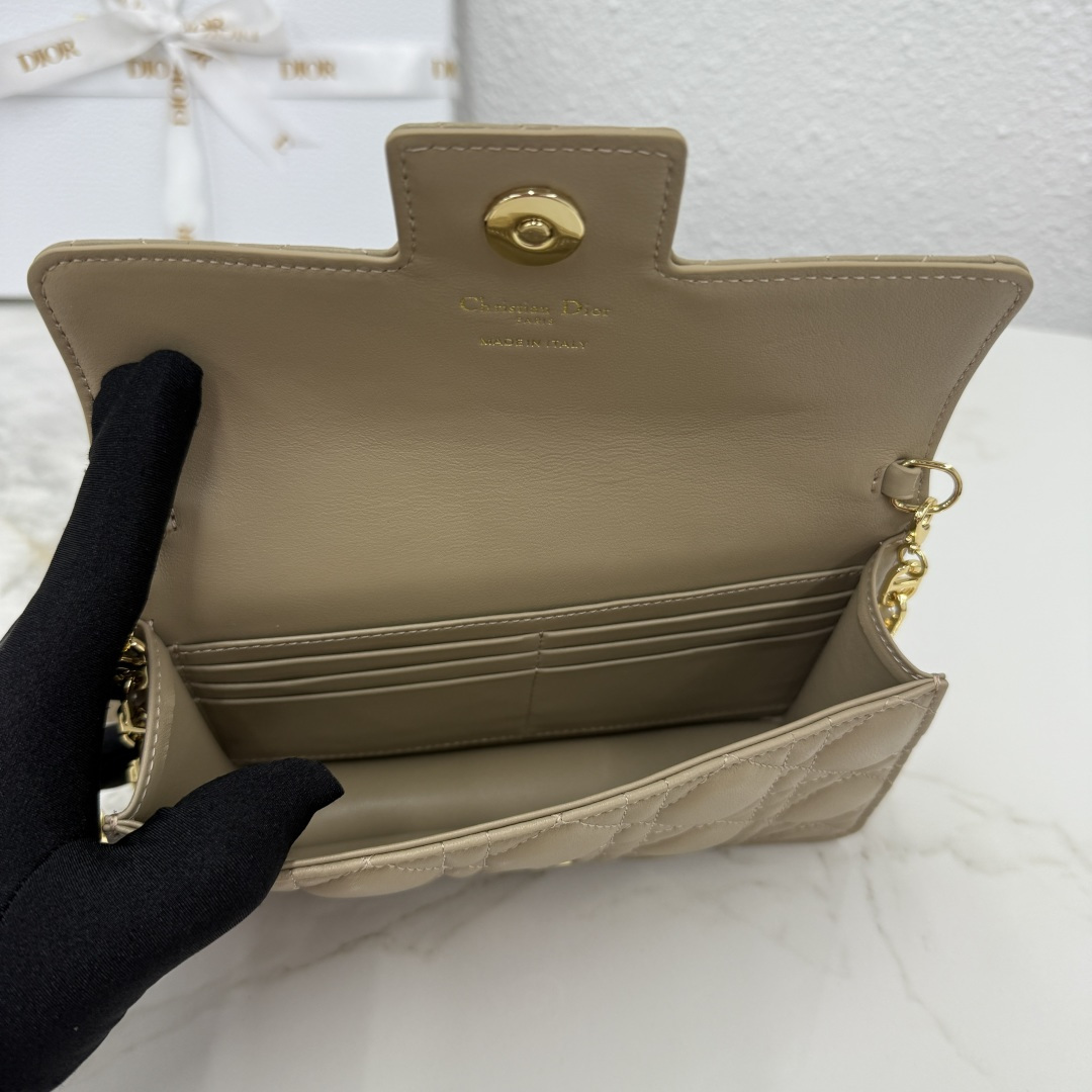 这款 Dior Jolie 迷你链条手袋是二零二五秋冬成衣系列新品，兼具优雅气质与实用功能。采用奶茶杏羊皮革精心制作，搭配藤格纹缉面线，翻盖饰以点缀白色树脂珠饰的复古金色饰面金属CD 标志。内设一个隔层，可收纳各种用品。搭配可调节、可拆卸CD链环肩带，穿插点缀以白色树脂珠饰，饰以皮革带，可搭配日常造型或晚装舒适手提、肩背或斜挎。 
主体:羊皮革 
里料:羊皮革，科技面料 正面CD 扣环饰以白色树脂珠饰翻盖开合内部插袋6 个卡槽 饰以树脂珠饰和皮革带的可调节、可拆卸链条肩带内含防尘袋意大利制造 
尺寸：21cm×11.5cm×4.5cm 
编号：S3117
