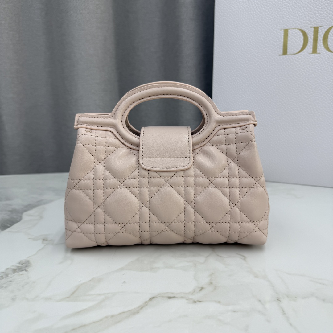 这款 Dior Jolie Top Handle 迷你链条手袋是二零二六早春成衣系列新品，呈现出优雅实用的设计。采用胭脂粉色羊皮革精心制作，饰以藤格纹，翻盖点缀以金色饰面金属 CD 标志和白色树脂珠饰。内设一个隔层，可收纳各种日常用品。搭配双顶部手柄和可调节、可拆卸 CD 链条肩带，肩带由皮革带和 CD 链环组成，饰以白色树脂珠饰，可舒适手提、肩背或斜挎，可与日常或晚装造型搭配。
主体：羊皮革
里料：羊皮革
磁性翻盖开合正面饰以 CD 扣环和白色树脂珠饰
1 个隔层
双顶部皮革手柄
可调节、可拆卸的链条饰以树脂珠饰和皮革带
意大利制造尺寸：18.5 x 13 x 8.5 厘米（长 x 高 x 宽）
可收纳 1 部手机、1 个卡夹、太阳眼镜和唇膏
编号: S3123