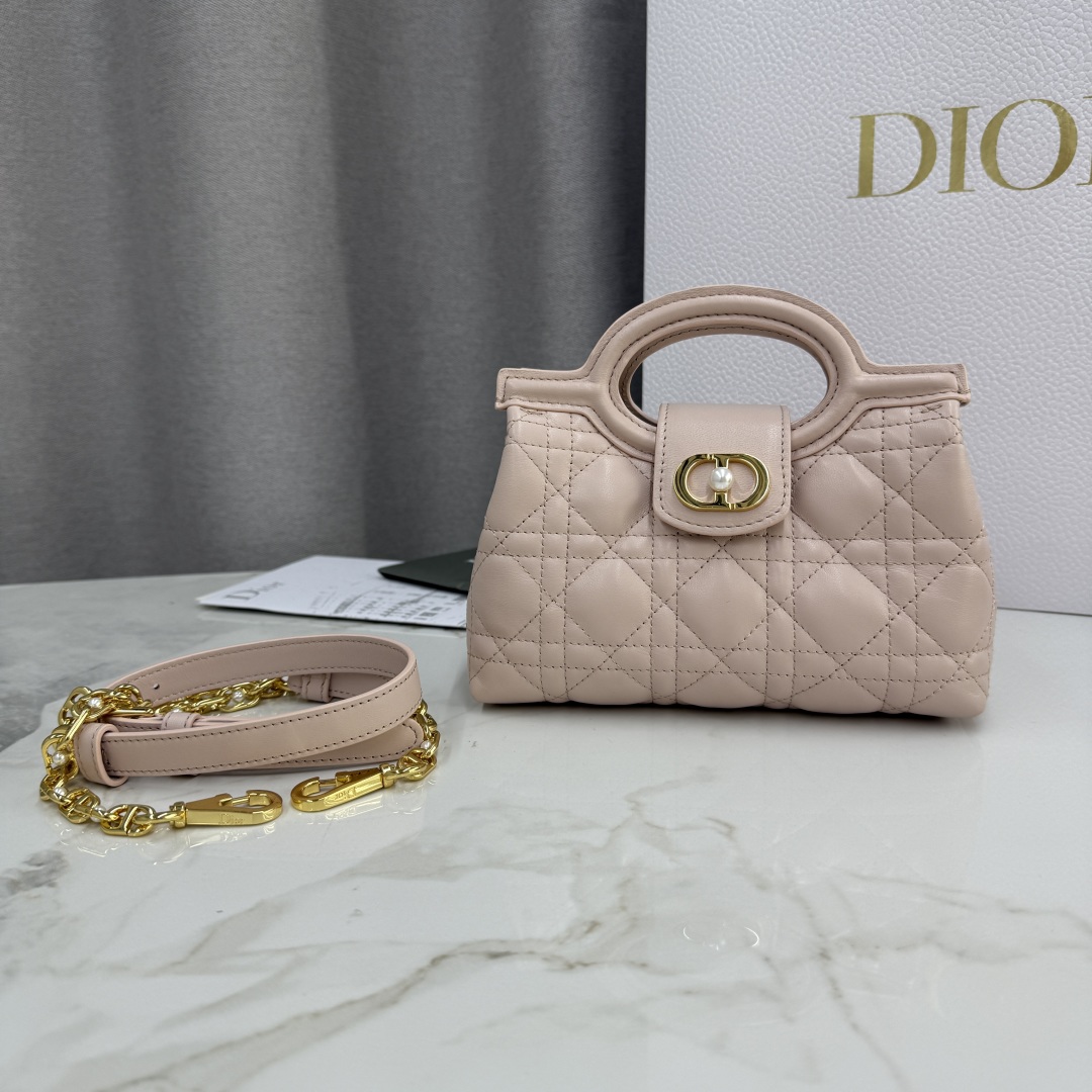 这款 Dior Jolie Top Handle 迷你链条手袋是二零二六早春成衣系列新品，呈现出优雅实用的设计。采用胭脂粉色羊皮革精心制作，饰以藤格纹，翻盖点缀以金色饰面金属 CD 标志和白色树脂珠饰。内设一个隔层，可收纳各种日常用品。搭配双顶部手柄和可调节、可拆卸 CD 链条肩带，肩带由皮革带和 CD 链环组成，饰以白色树脂珠饰，可舒适手提、肩背或斜挎，可与日常或晚装造型搭配。
主体：羊皮革
里料：羊皮革
磁性翻盖开合正面饰以 CD 扣环和白色树脂珠饰
1 个隔层
双顶部皮革手柄
可调节、可拆卸的链条饰以树脂珠饰和皮革带
意大利制造尺寸：18.5 x 13 x 8.5 厘米（长 x 高 x 宽）
可收纳 1 部手机、1 个卡夹、太阳眼镜和唇膏
编号: S3123