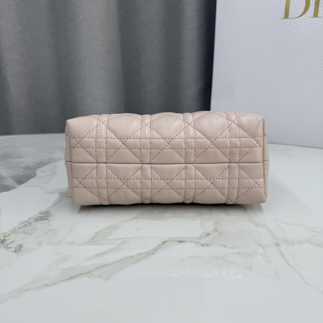 这款 Dior Jolie Top Handle 迷你链条手袋是二零二六早春成衣系列新品，呈现出优雅实用的设计。采用胭脂粉色羊皮革精心制作，饰以藤格纹，翻盖点缀以金色饰面金属 CD 标志和白色树脂珠饰。内设一个隔层，可收纳各种日常用品。搭配双顶部手柄和可调节、可拆卸 CD 链条肩带，肩带由皮革带和 CD 链环组成，饰以白色树脂珠饰，可舒适手提、肩背或斜挎，可与日常或晚装造型搭配。
主体：羊皮革
里料：羊皮革
磁性翻盖开合正面饰以 CD 扣环和白色树脂珠饰
1 个隔层
双顶部皮革手柄
可调节、可拆卸的链条饰以树脂珠饰和皮革带
意大利制造尺寸：18.5 x 13 x 8.5 厘米（长 x 高 x 宽）
可收纳 1 部手机、1 个卡夹、太阳眼镜和唇膏
编号: S3123
