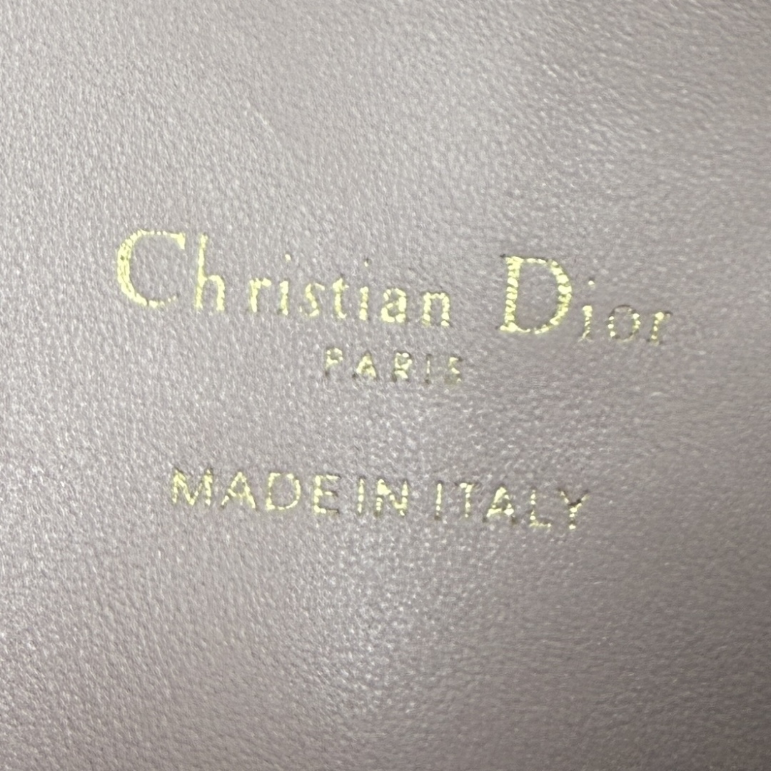 这款 Dior Jolie Top Handle 迷你链条手袋是二零二六早春成衣系列新品，呈现出优雅实用的设计。采用胭脂粉色羊皮革精心制作，饰以藤格纹，翻盖点缀以金色饰面金属 CD 标志和白色树脂珠饰。内设一个隔层，可收纳各种日常用品。搭配双顶部手柄和可调节、可拆卸 CD 链条肩带，肩带由皮革带和 CD 链环组成，饰以白色树脂珠饰，可舒适手提、肩背或斜挎，可与日常或晚装造型搭配。
主体：羊皮革
里料：羊皮革
磁性翻盖开合正面饰以 CD 扣环和白色树脂珠饰
1 个隔层
双顶部皮革手柄
可调节、可拆卸的链条饰以树脂珠饰和皮革带
意大利制造尺寸：18.5 x 13 x 8.5 厘米（长 x 高 x 宽）
可收纳 1 部手机、1 个卡夹、太阳眼镜和唇膏
编号: S3123