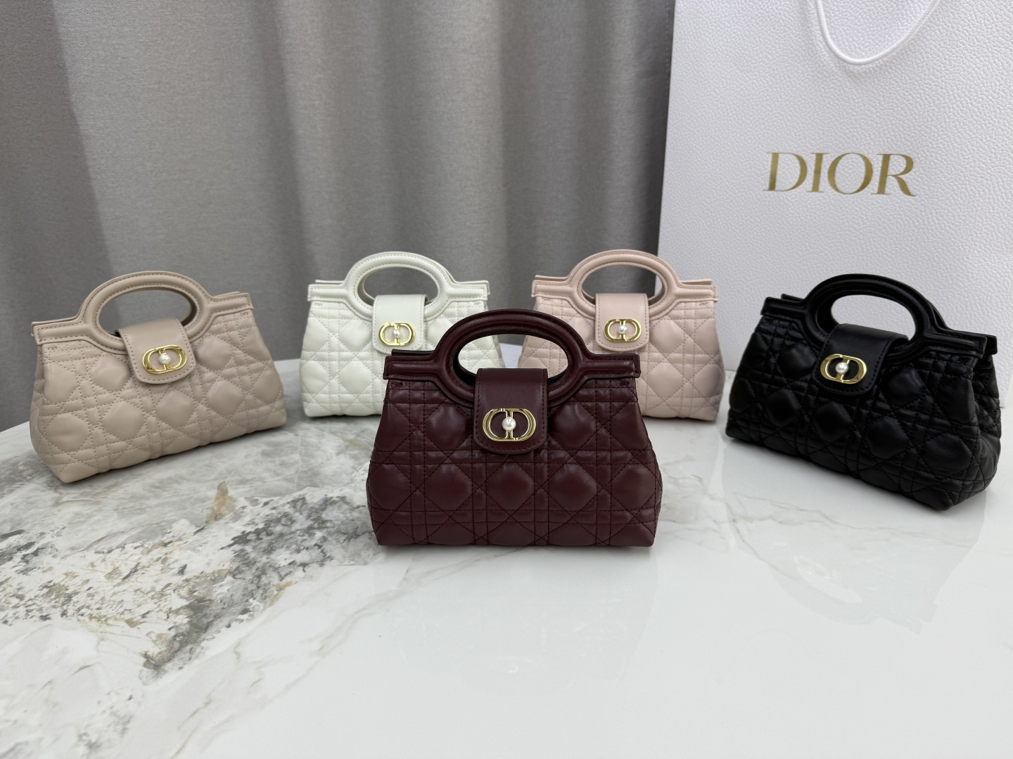 Este mini bolso de cadena Dior Jolie Top Handle es una novedad de la serie prêt-à-porter de principios de primavera de …