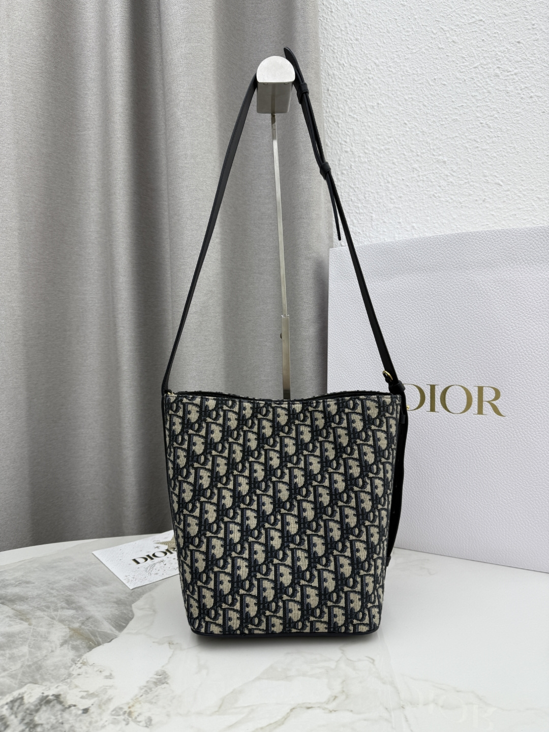 Este bolso bombonera pequeño Diorstar es una novedad de la serie prêt-à-porter de principios de primavera de 2026. Mode…