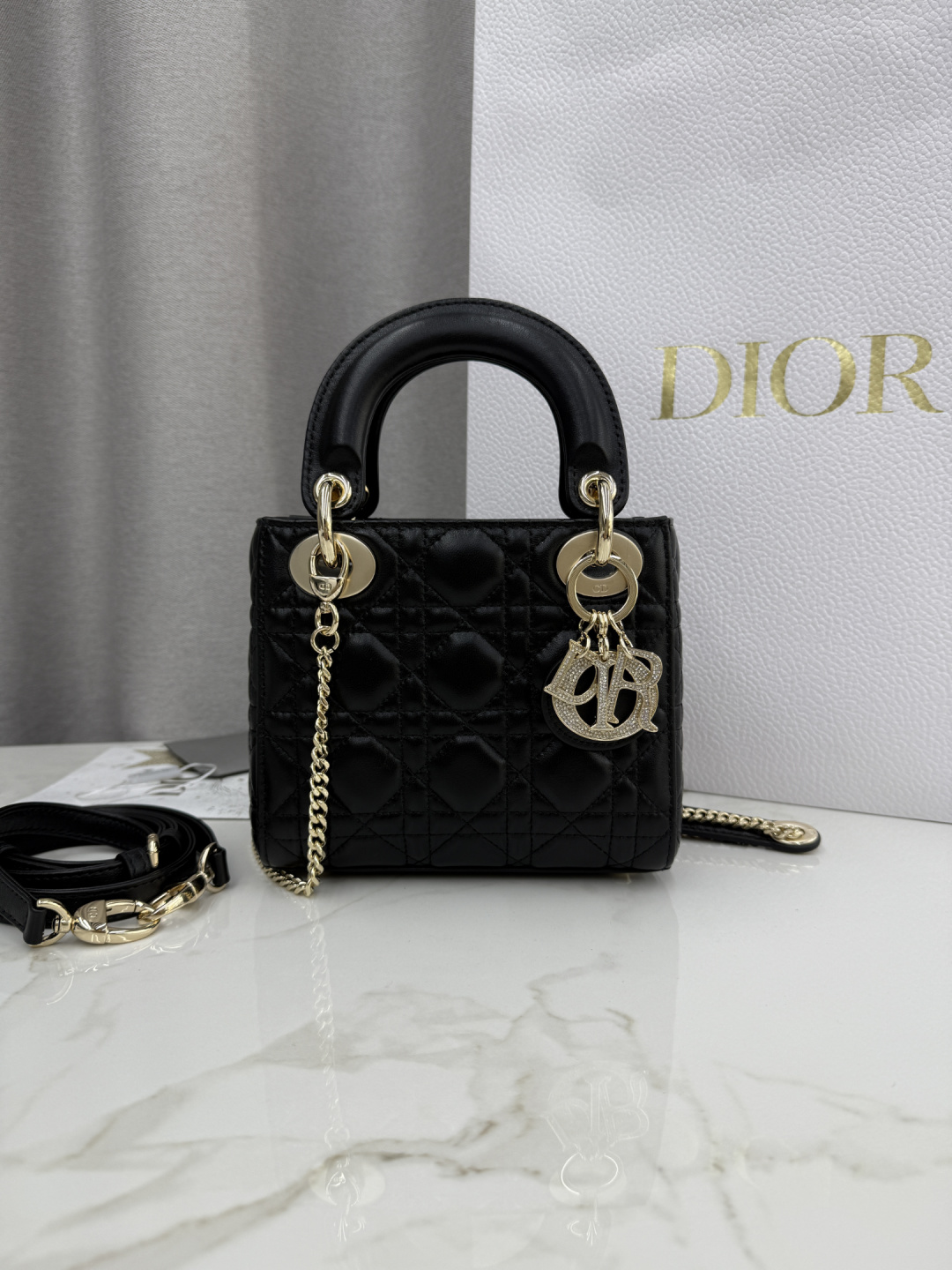 Bolso Princesa Diana con tres compartimentos y hebilla de diamantes en piel de oveja negra-No.: M0505 Dimensiones: 17 x…
