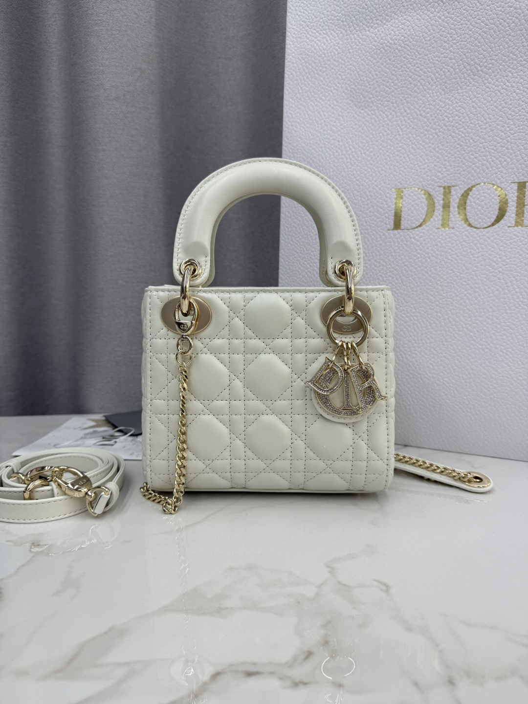 Triple Check White - Bolso Princesa Diana de piel de oveja con hebilla de diamante - No.: M0505 Dimensiones: 17 x 15 x …
