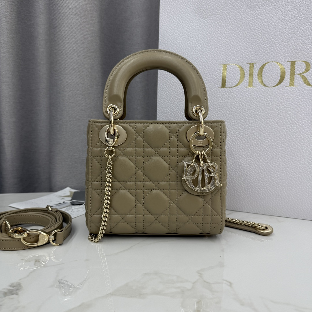 Bolso Lady Dior, versión original en piel con virutas de primera calidad, con hebilla de diamantes de tres entramados d…